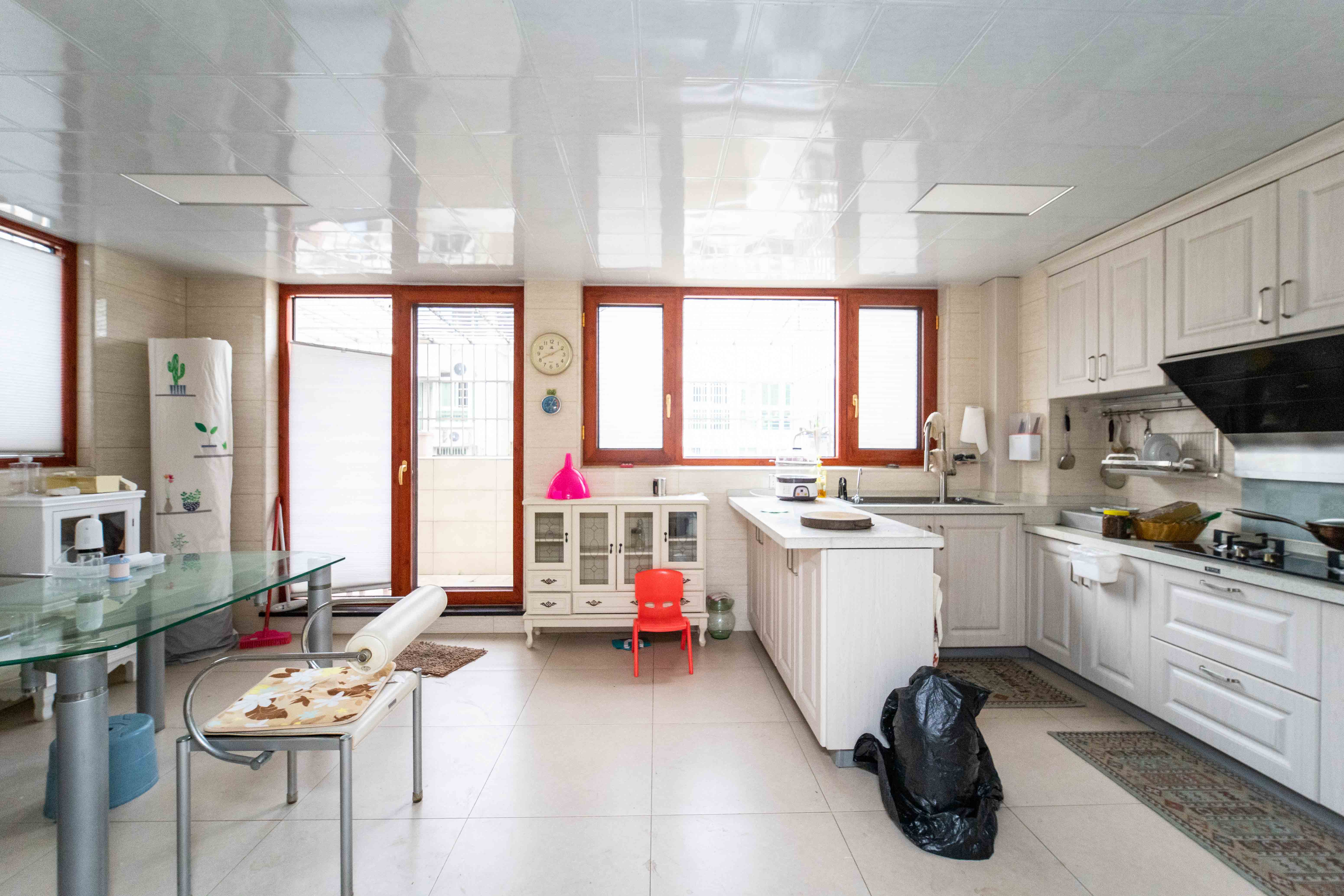 宏华花苑  5室2厅3卫    178.0万 宏华花苑  5室2厅3卫    178.0万厨房