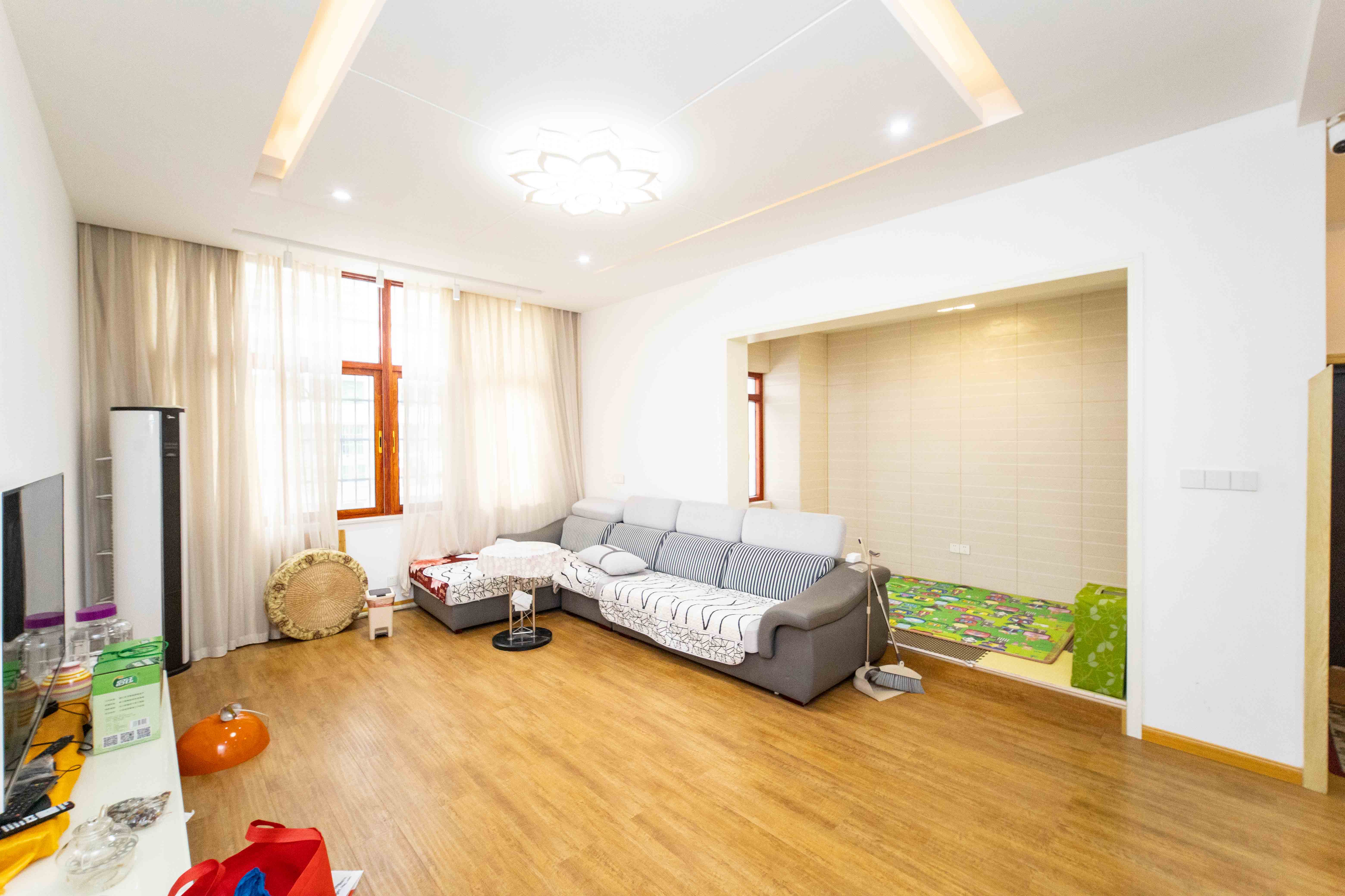 宏华花苑  5室2厅3卫    178.0万 宏华花苑  5室2厅3卫    178.0万客厅