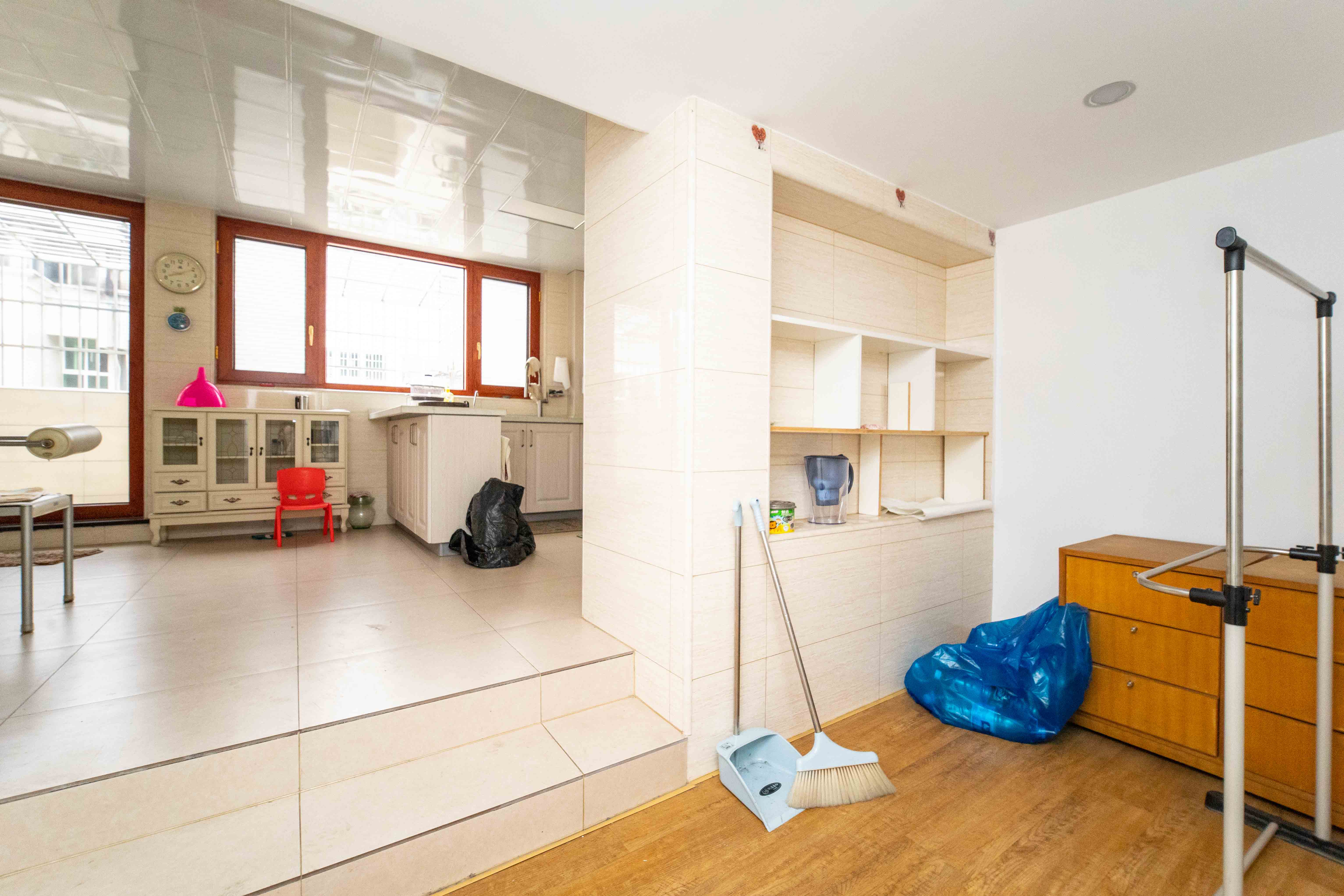 宏华花苑  5室2厅3卫    178.0万 宏华花苑  5室2厅3卫    178.0万其他