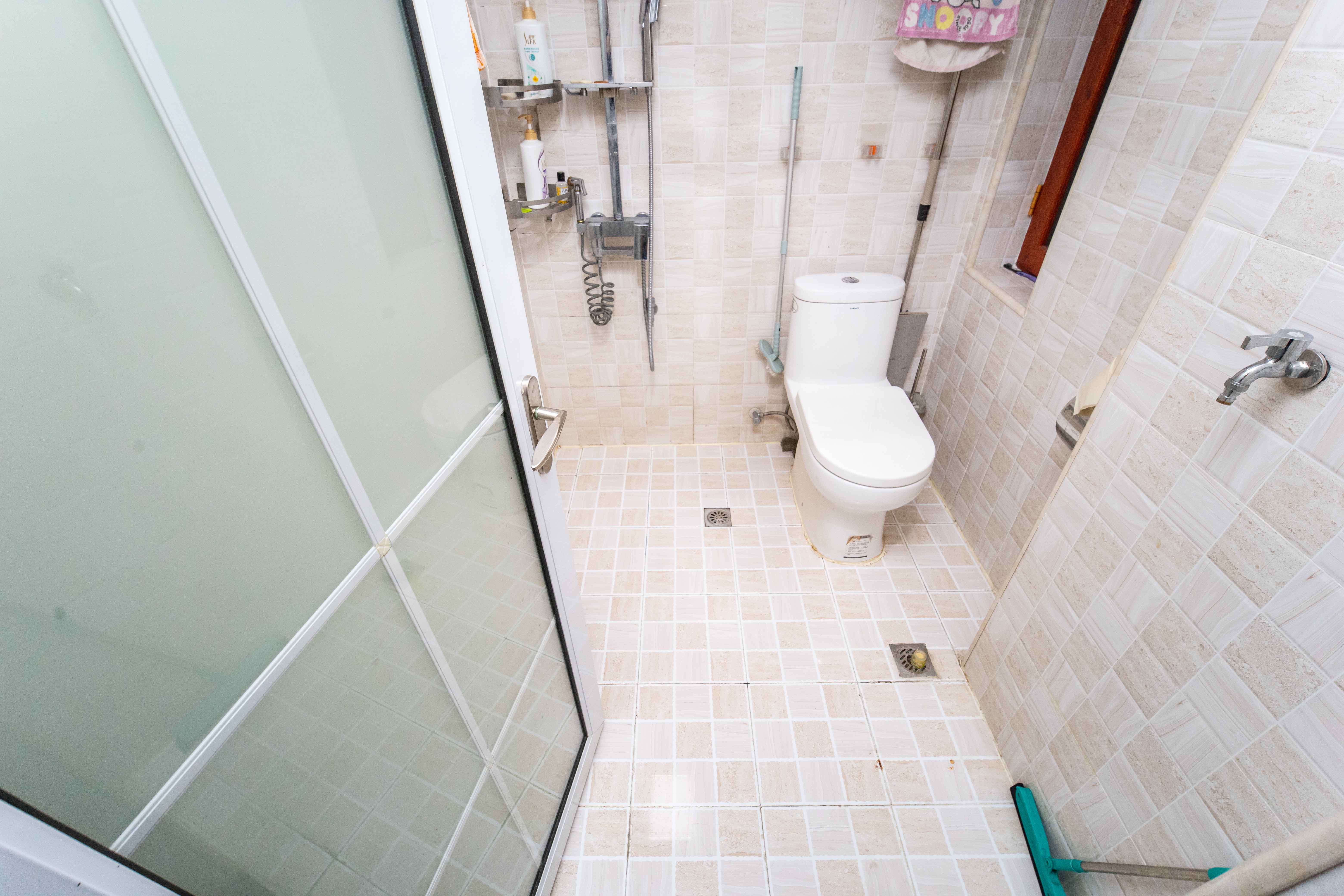 宏华花苑  5室2厅3卫    178.0万 宏华花苑  5室2厅3卫    178.0万卫生间