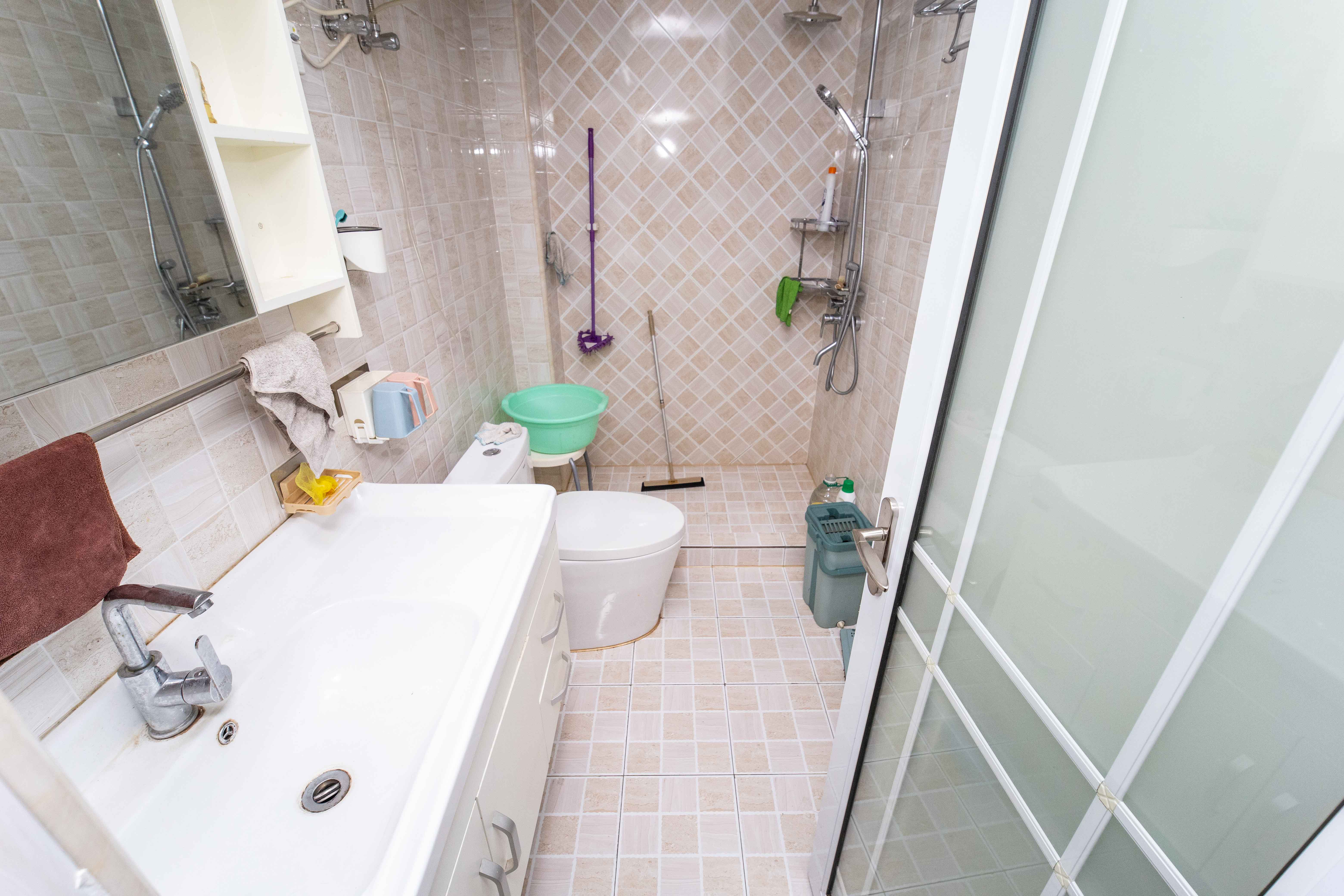 宏华花苑  5室2厅3卫    178.0万 宏华花苑  5室2厅3卫    178.0万卫生间