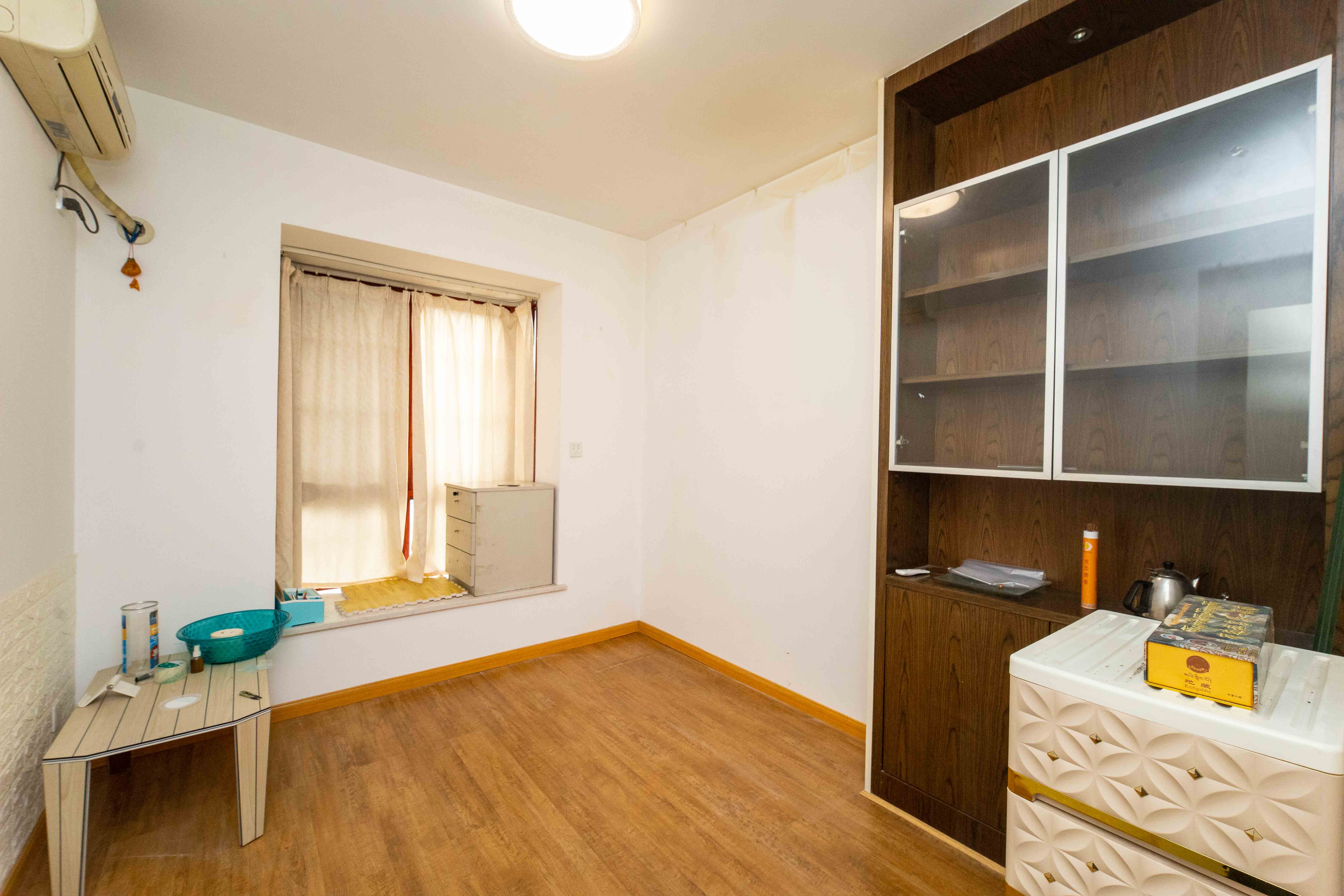 宏华花苑  5室2厅3卫    178.0万 宏华花苑  5室2厅3卫    178.0万卧室