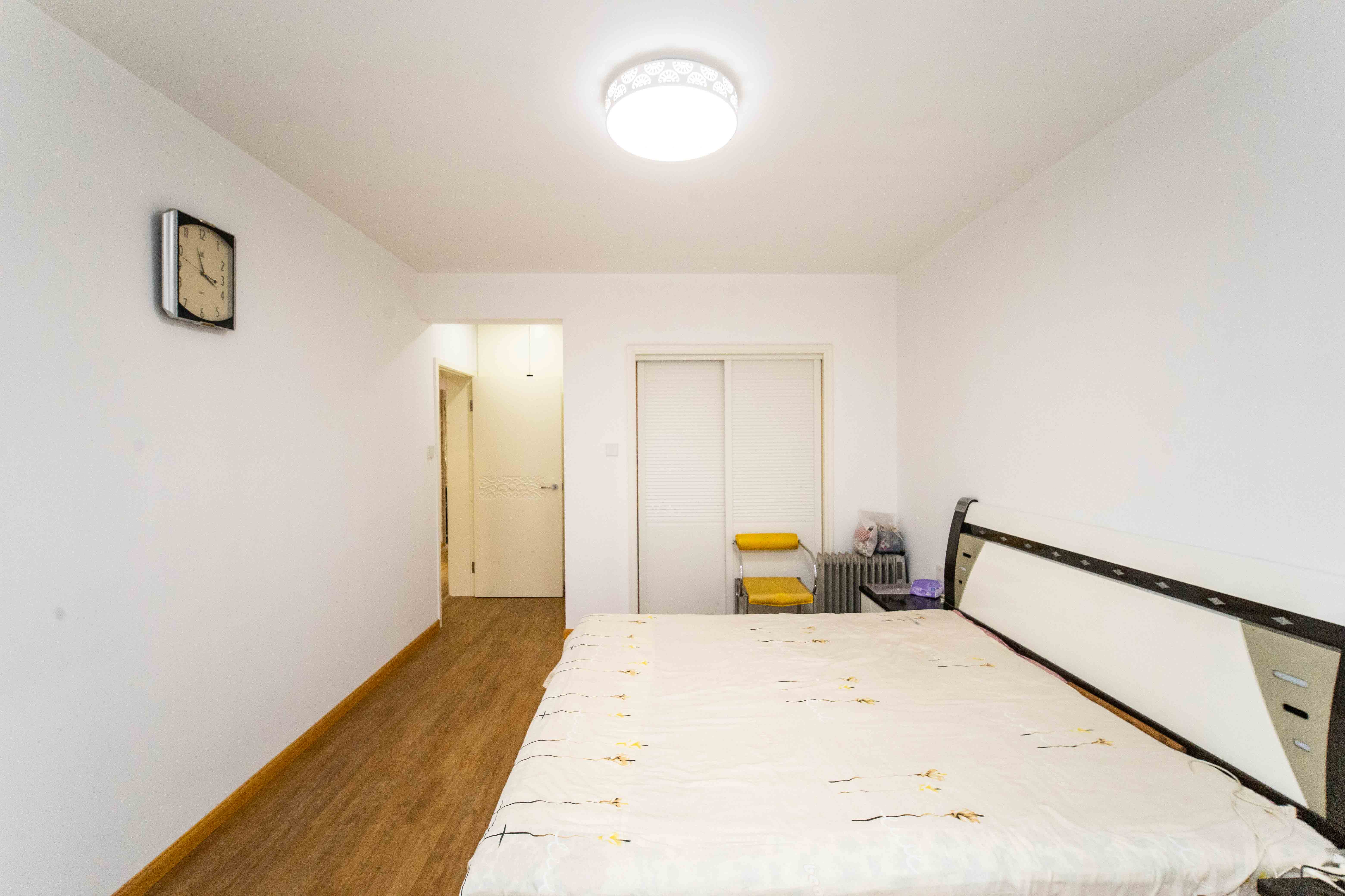 宏华花苑  5室2厅3卫    178.0万 宏华花苑  5室2厅3卫    178.0万卧室