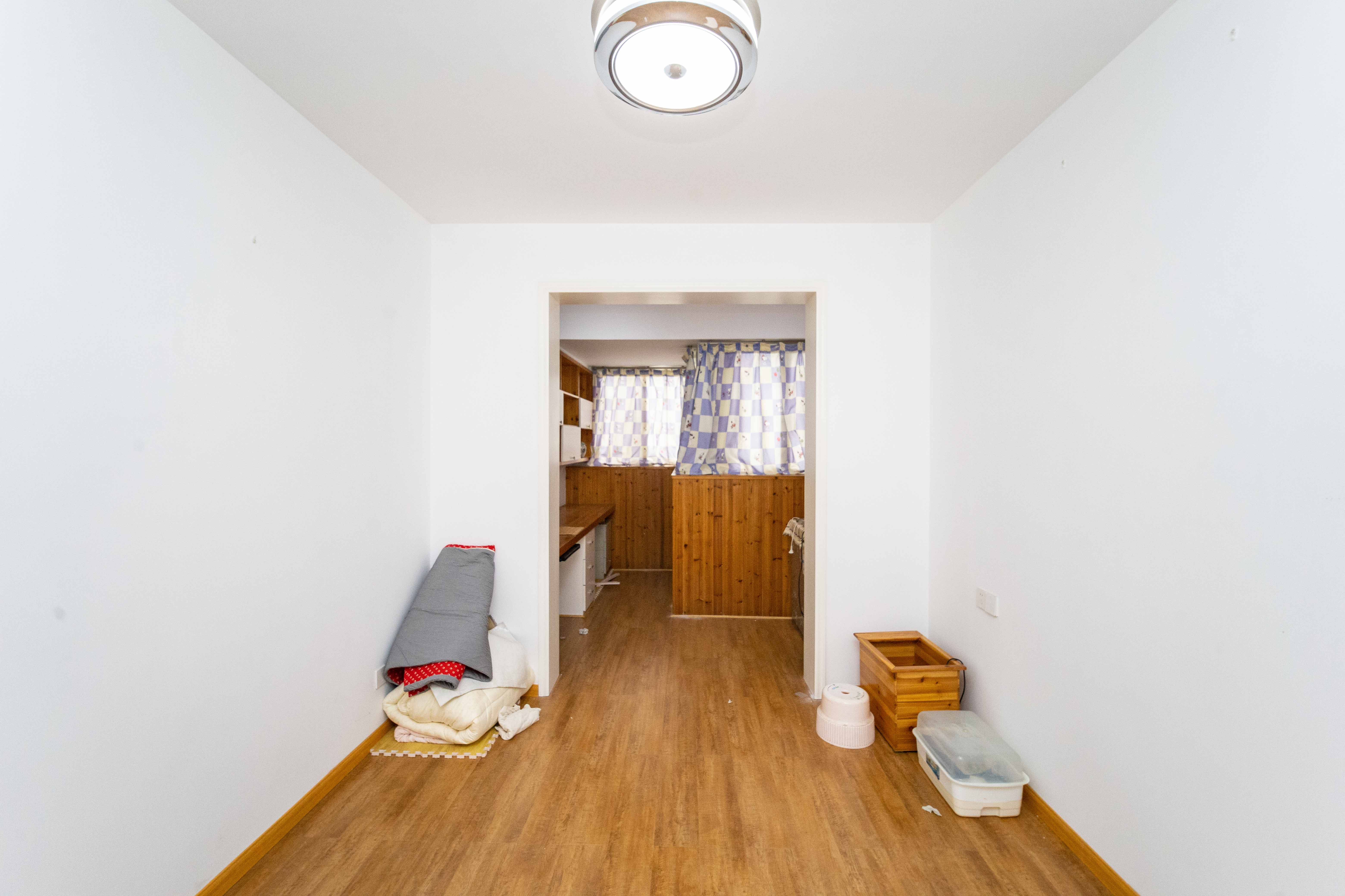 宏华花苑  5室2厅3卫    178.0万 宏华花苑  5室2厅3卫    178.0万卧室