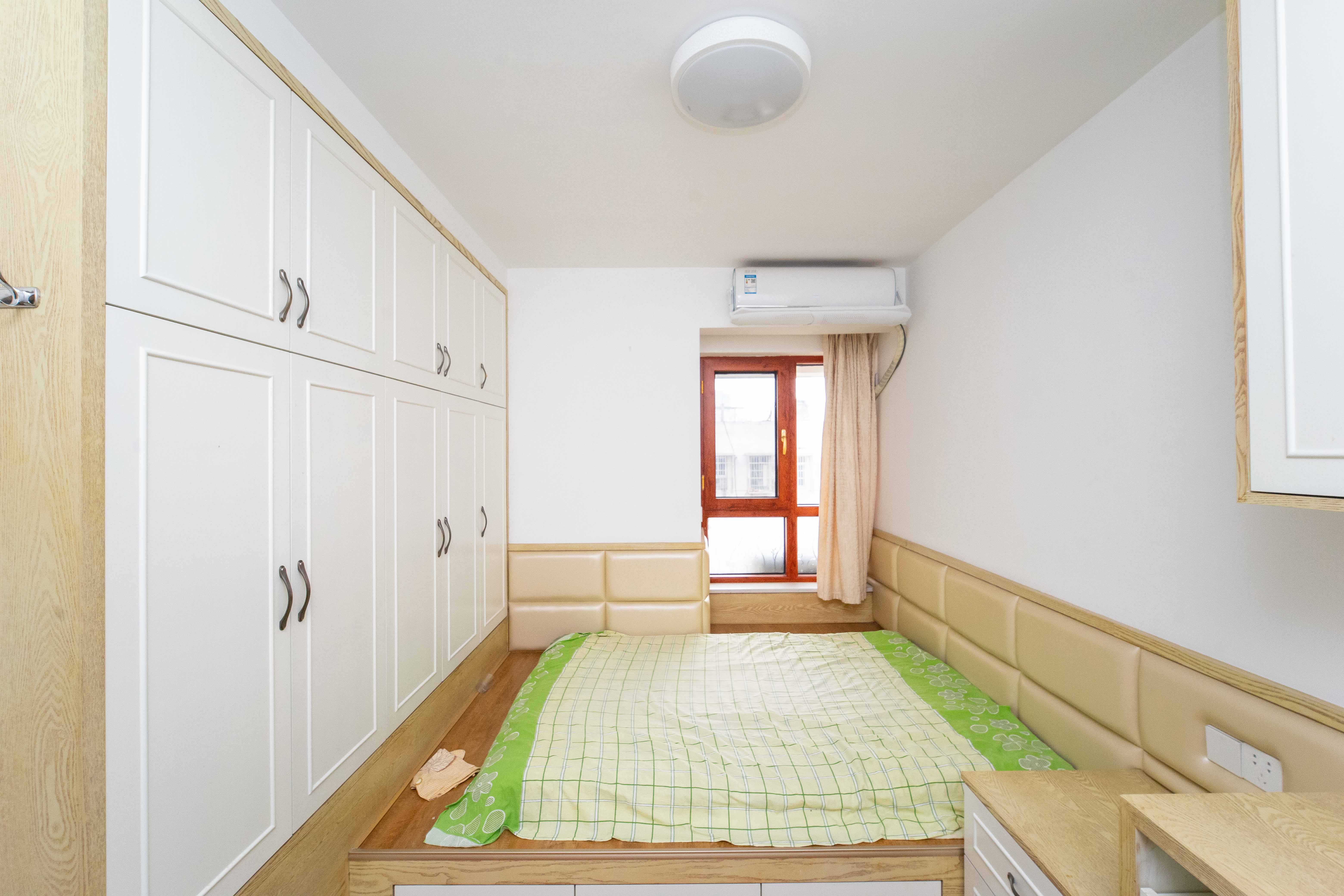 宏华花苑  5室2厅3卫    178.0万 宏华花苑  5室2厅3卫    178.0万卧室