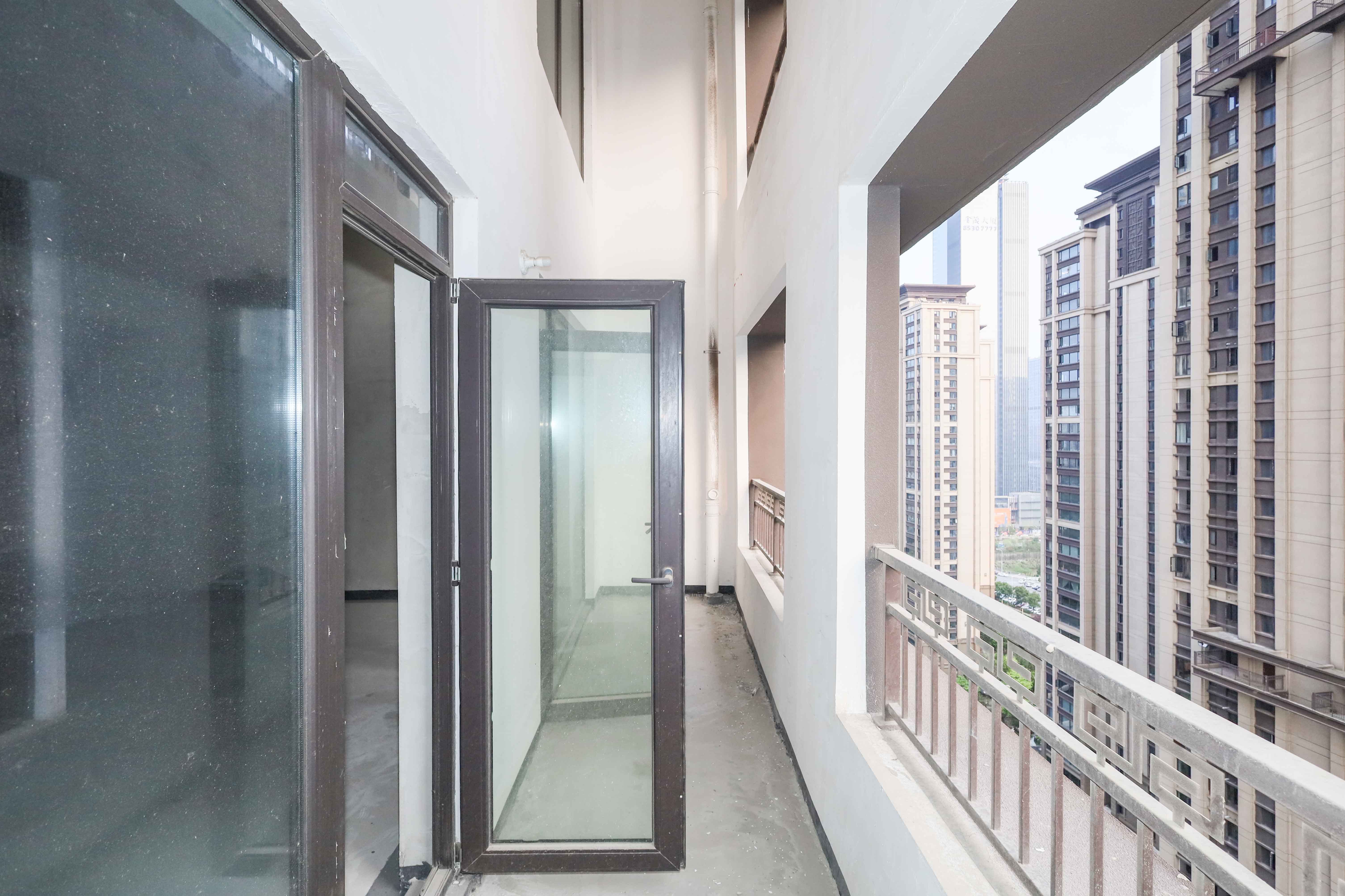 建发央著  4室2厅2卫   165.00万阳台