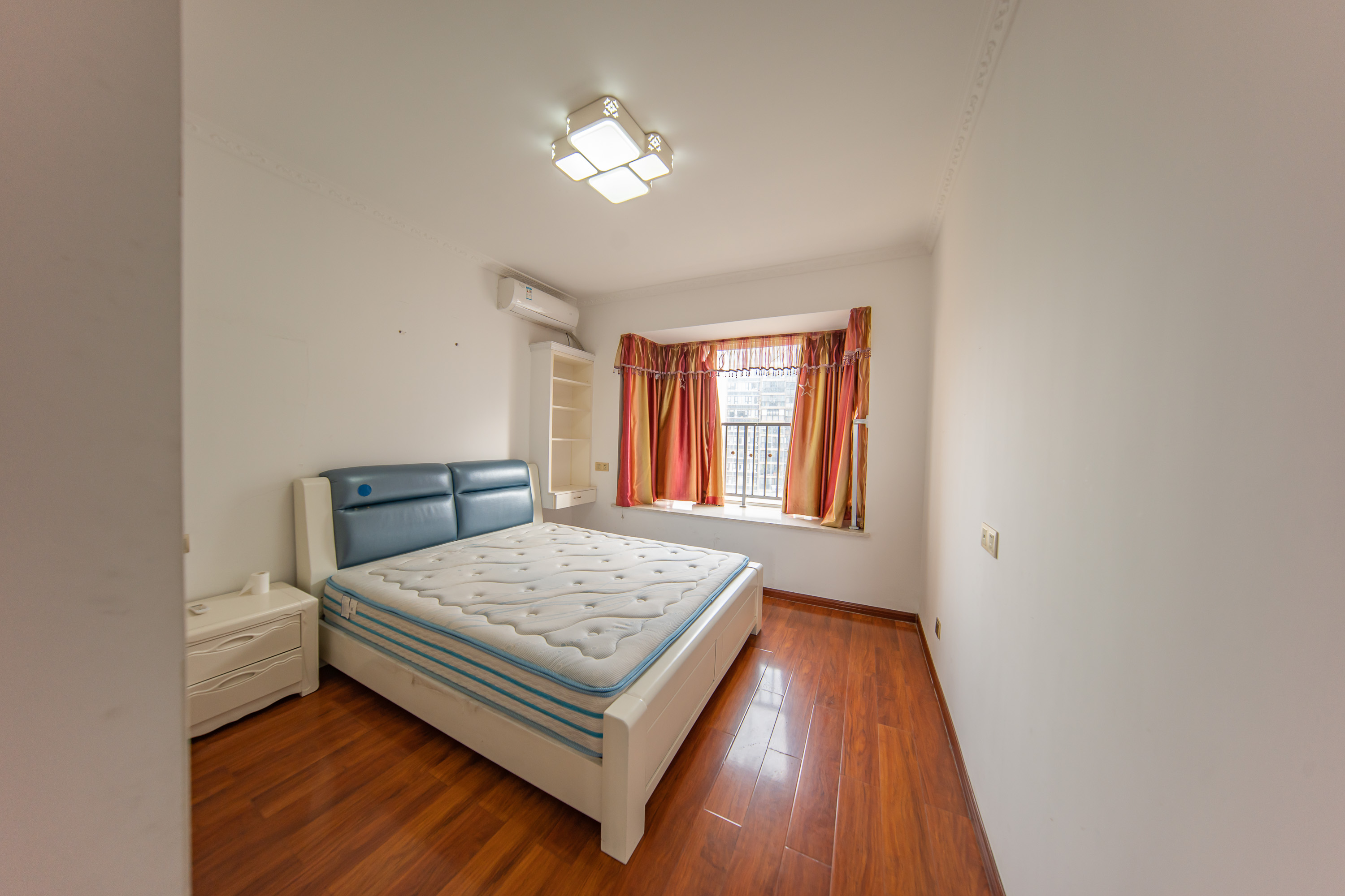 金鼎公园尚 3室2厅2卫 79.9万 金鼎公园尚 3室2厅2卫 79.9万卧室