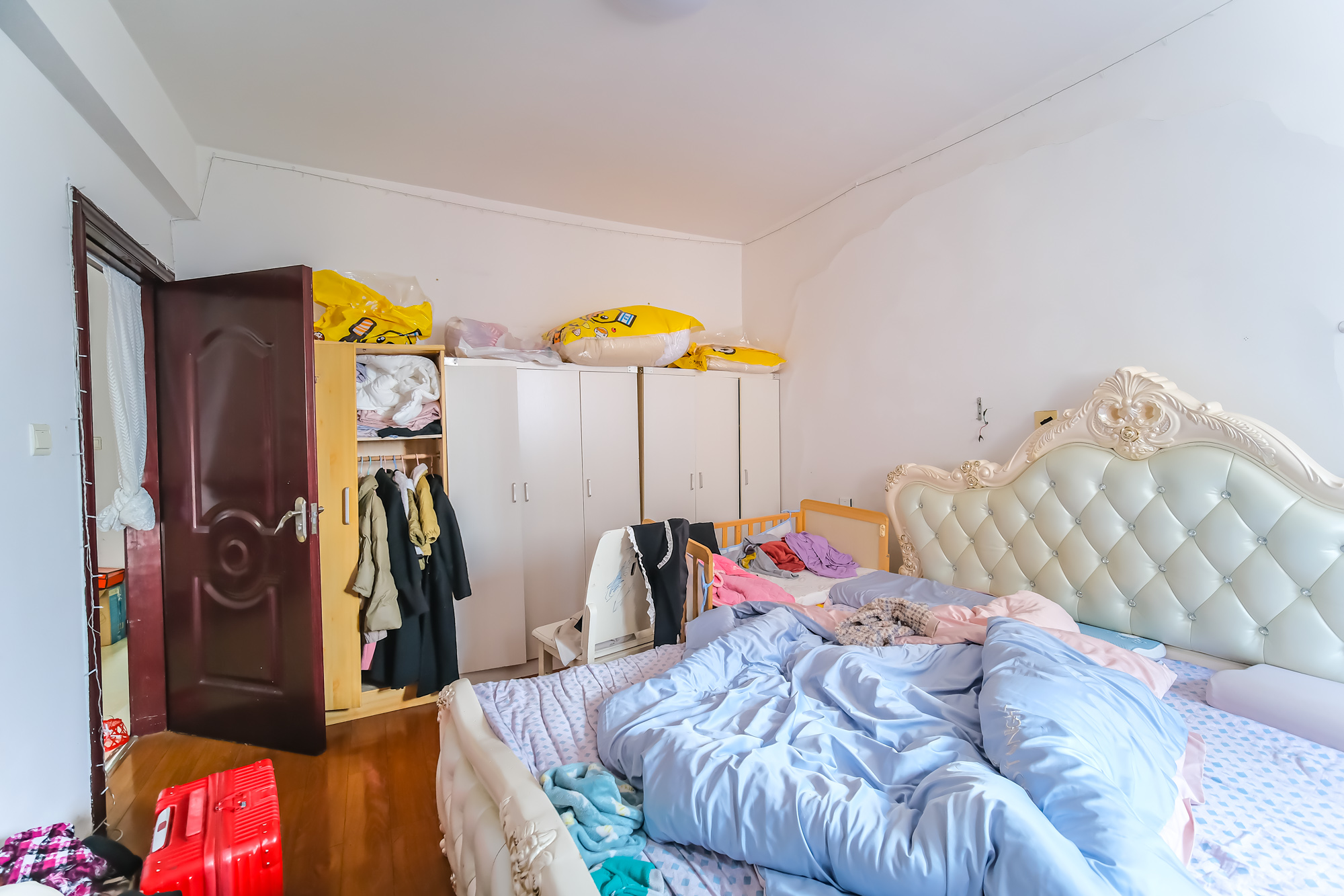 三一街区 3室2厅1卫 63.8万 三一街区 3室2厅1卫 63.8万卧室