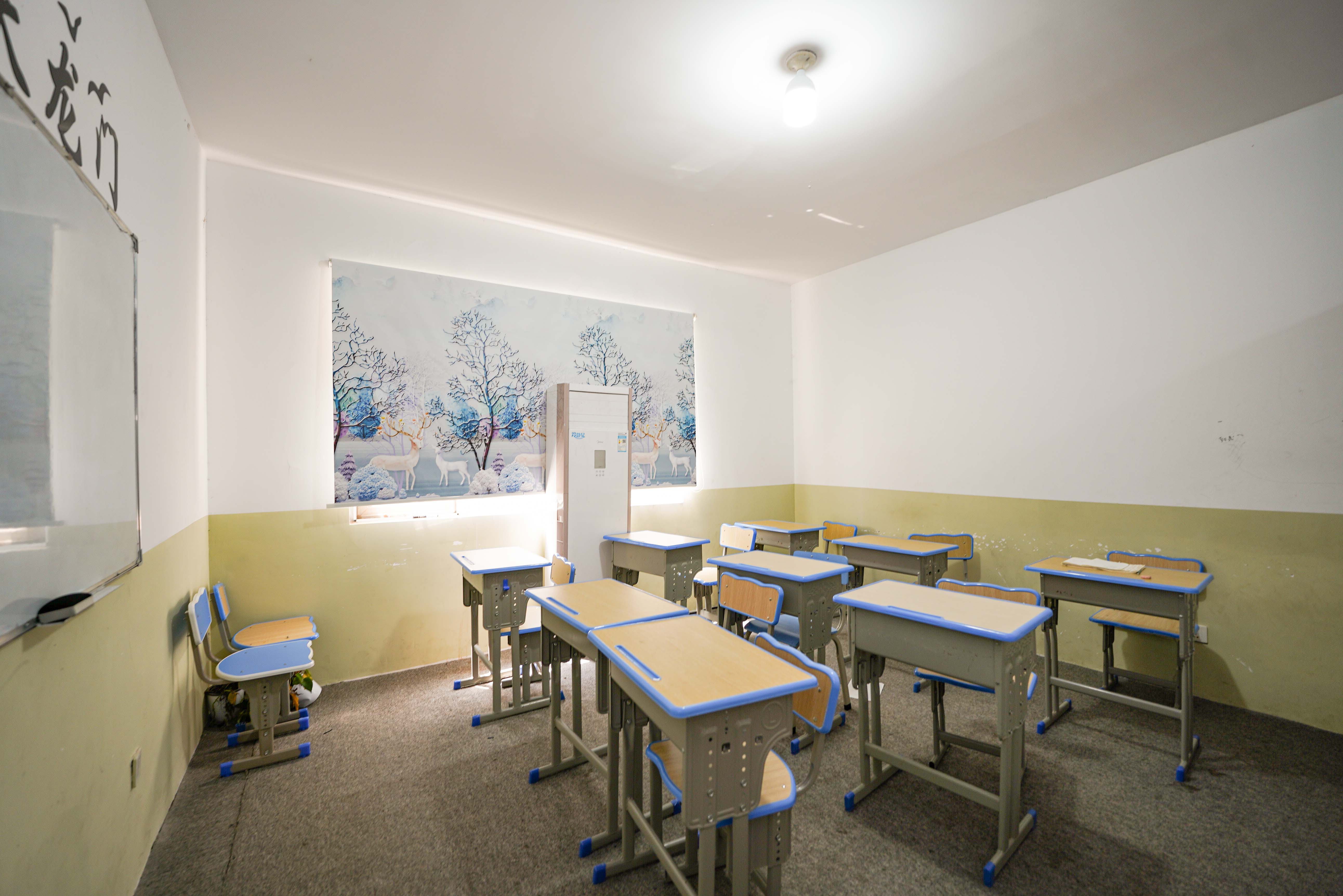 嘉华城(一期) 5室2厅2卫 143.0万 嘉华城(一期) 5室2厅2卫 143.0万客厅