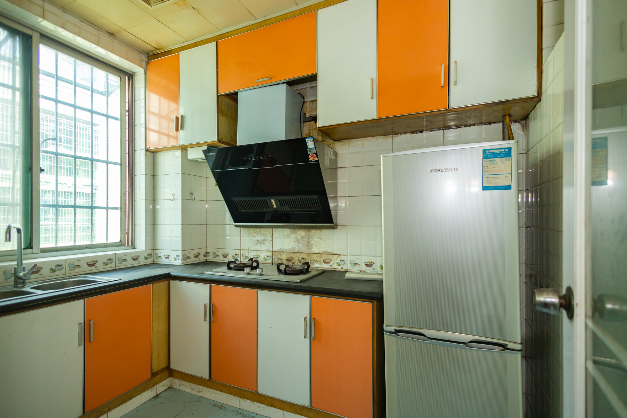 中南汽车世界  2室2厅1卫    48.0万 中南汽车世界  2室2厅1卫    48.0万厨房