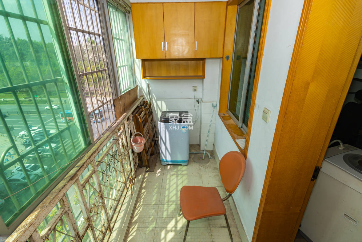 中南汽车世界  2室2厅1卫    48.0万 中南汽车世界  2室2厅1卫    48.0万阳台