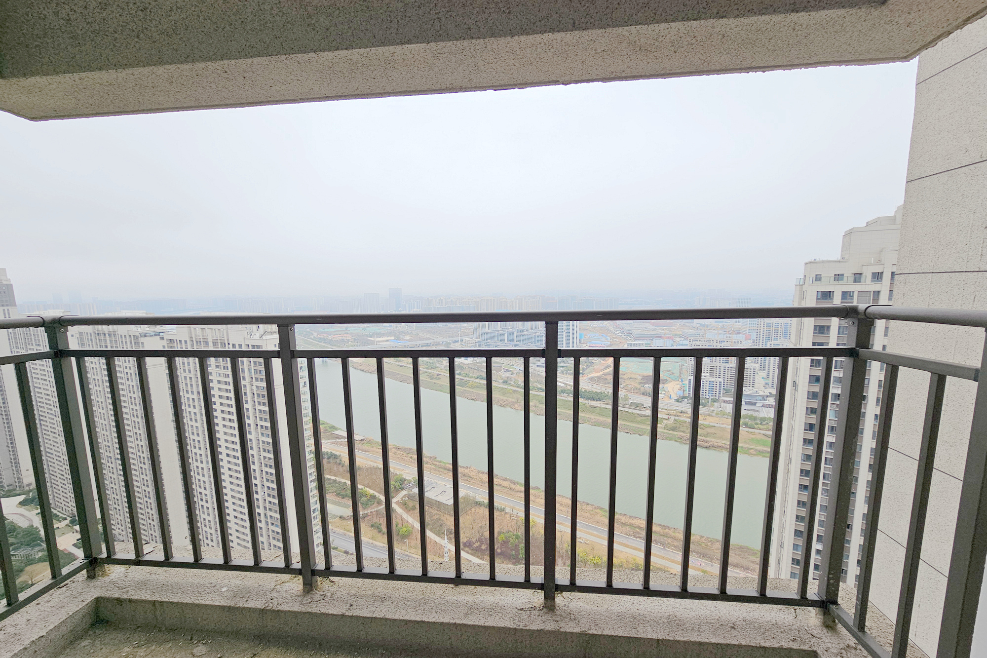 阳光城尚东湾愉景苑  4室2厅2卫   145.00万阳台