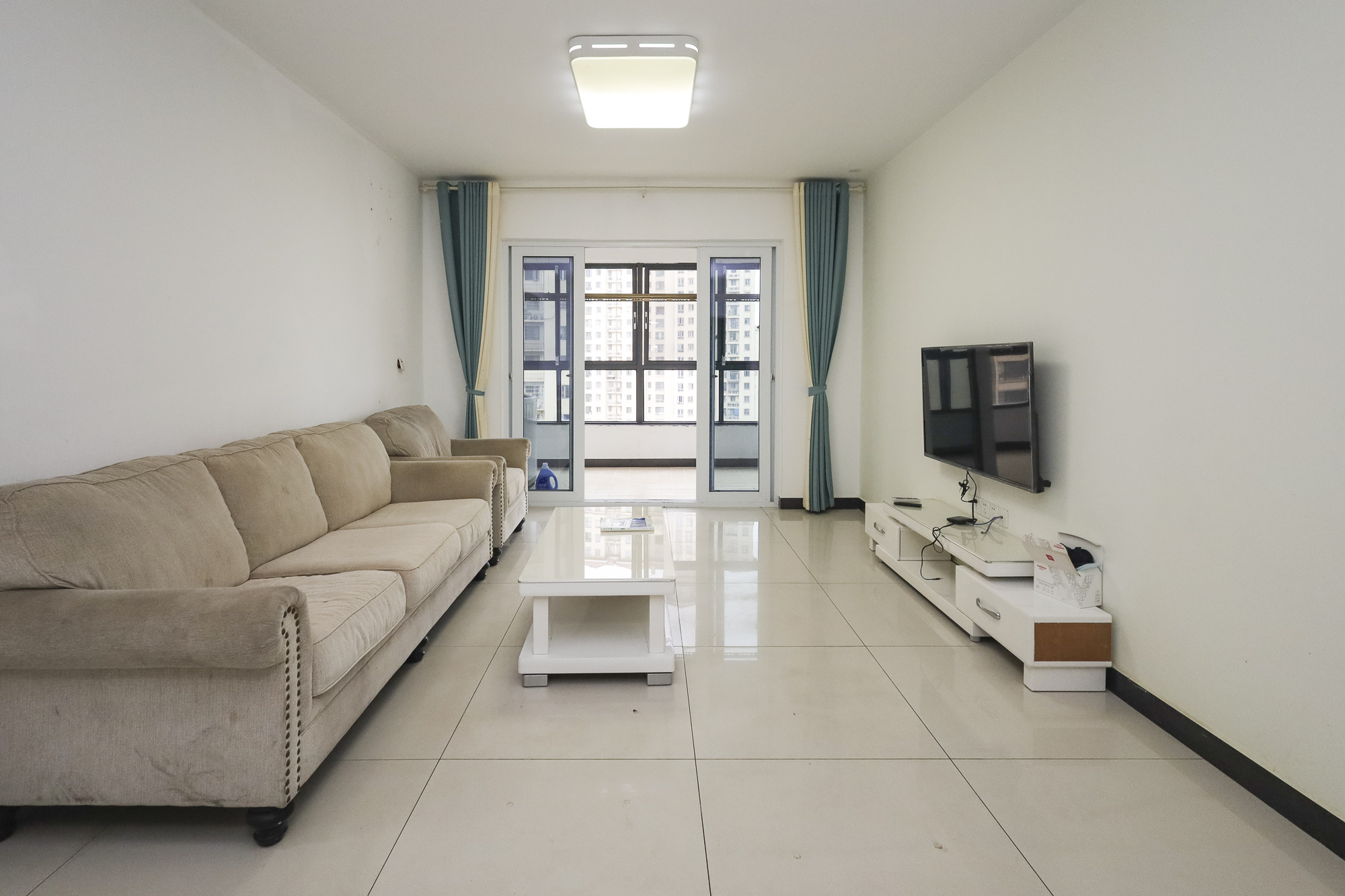 钱隆世家  3室2厅2卫    73.0万客厅