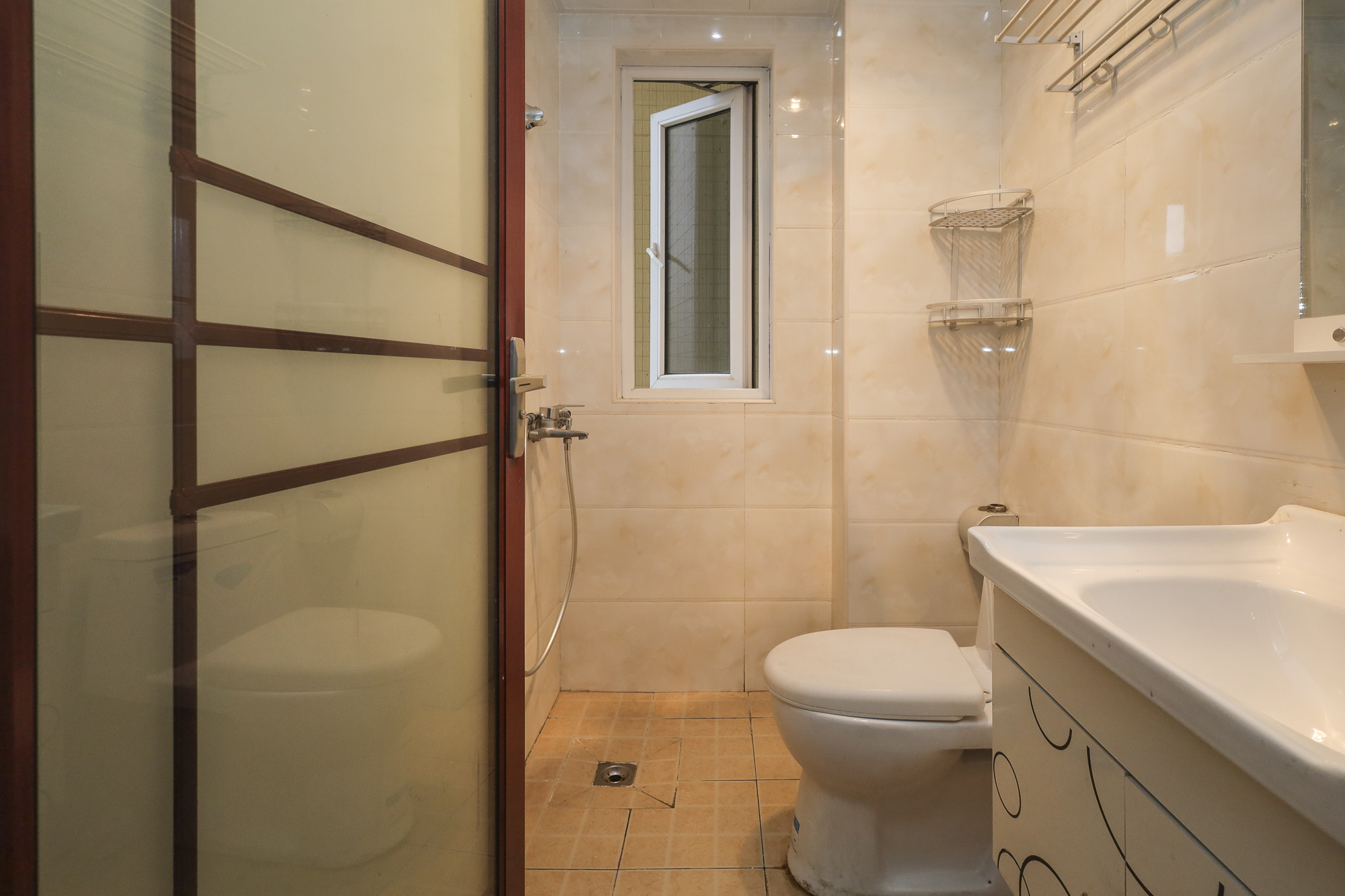 钱隆世家  3室2厅2卫    73.0万卫生间