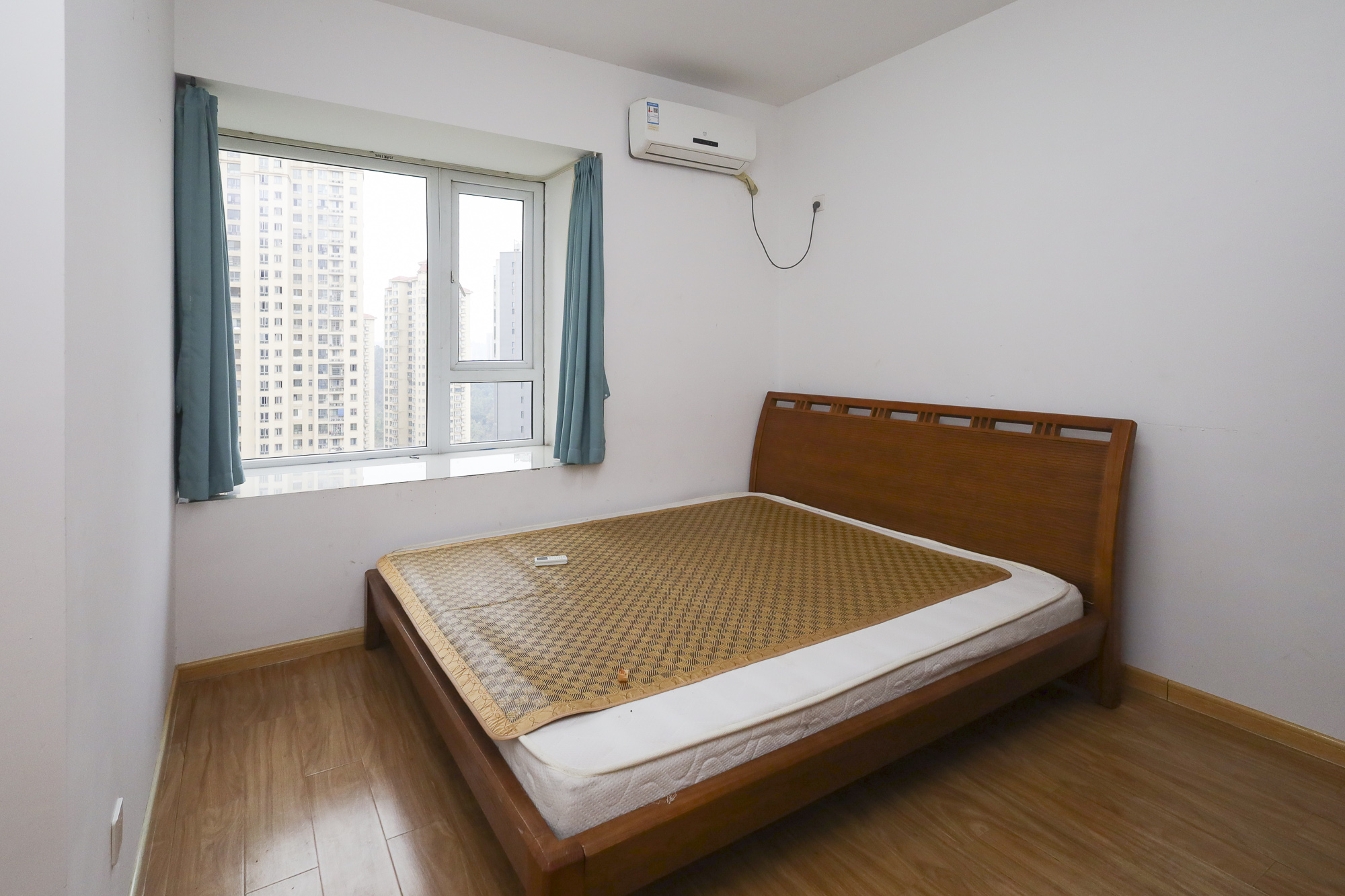 钱隆世家  3室2厅2卫    73.0万卧室