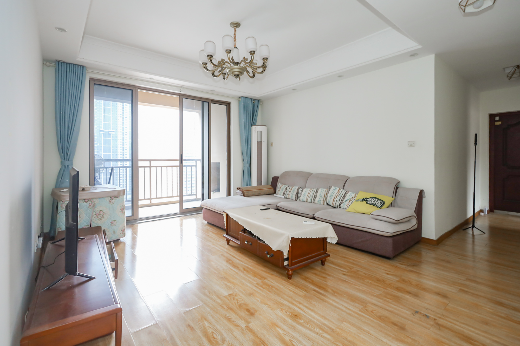 世茂铂翠湾一期 4室2厅2卫 185.0万 世茂铂翠湾一期 4室2厅2卫 185.0万客厅