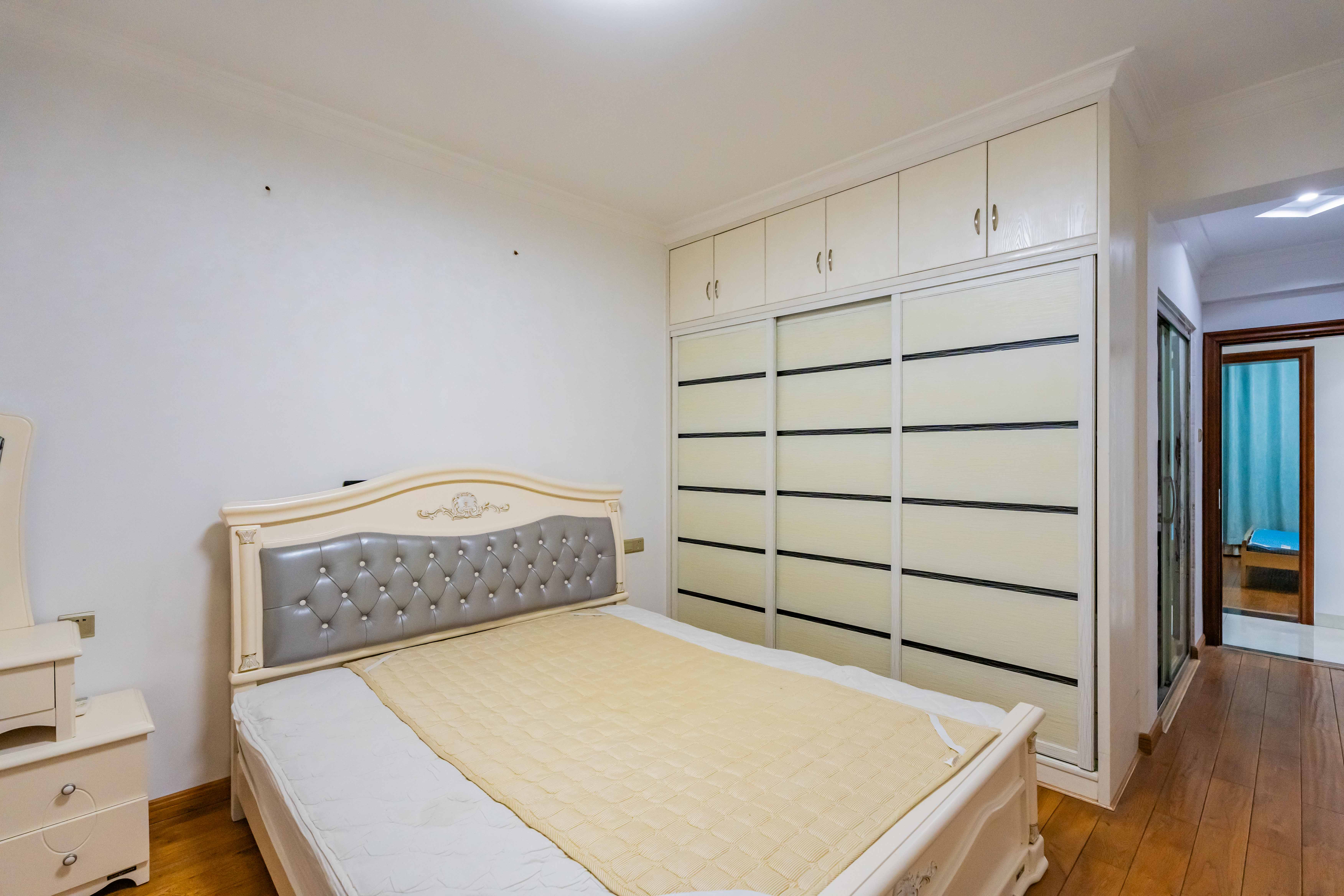 绿洲花园  3室2厅2卫    105.8万卧室