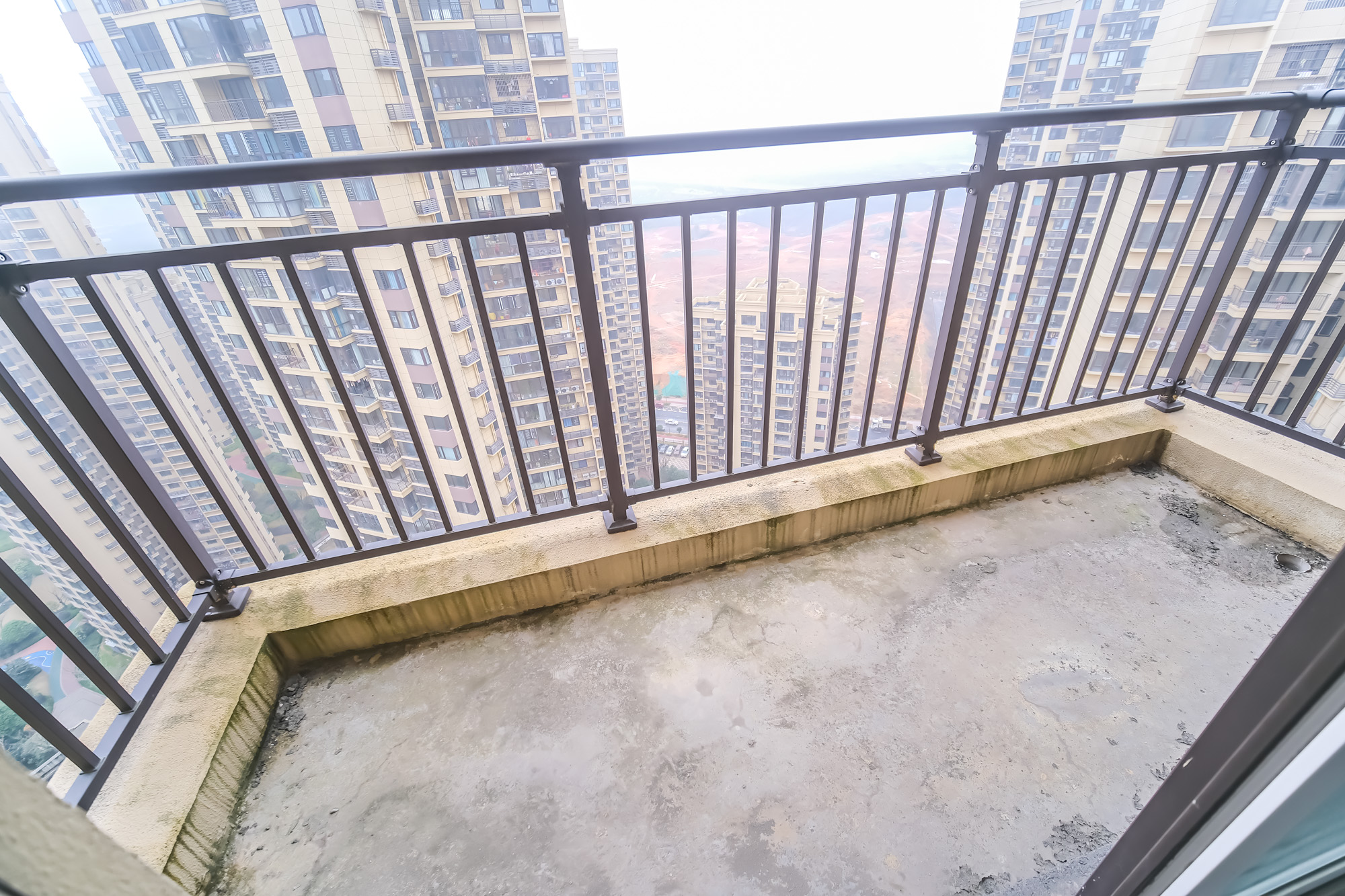 保利香槟国际 5室2厅2卫 110.0万 保利香槟国际 5室2厅2卫 110.0万阳台