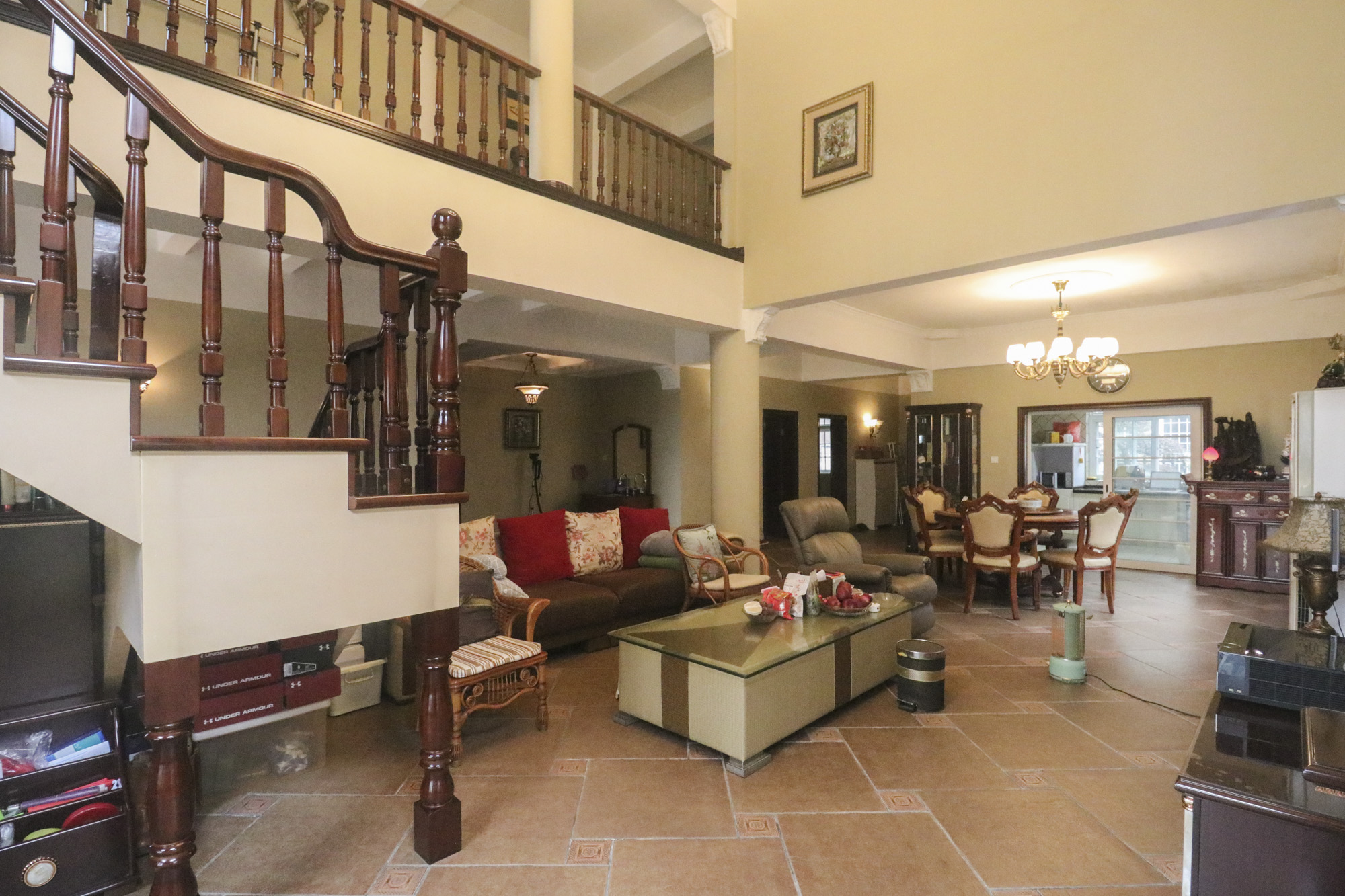 芙蓉别墅山庄(嘉湘华庭) 15室3厅6卫 2280.0万 芙蓉别墅山庄(嘉湘华庭) 15室3厅6卫 2280.0万客厅