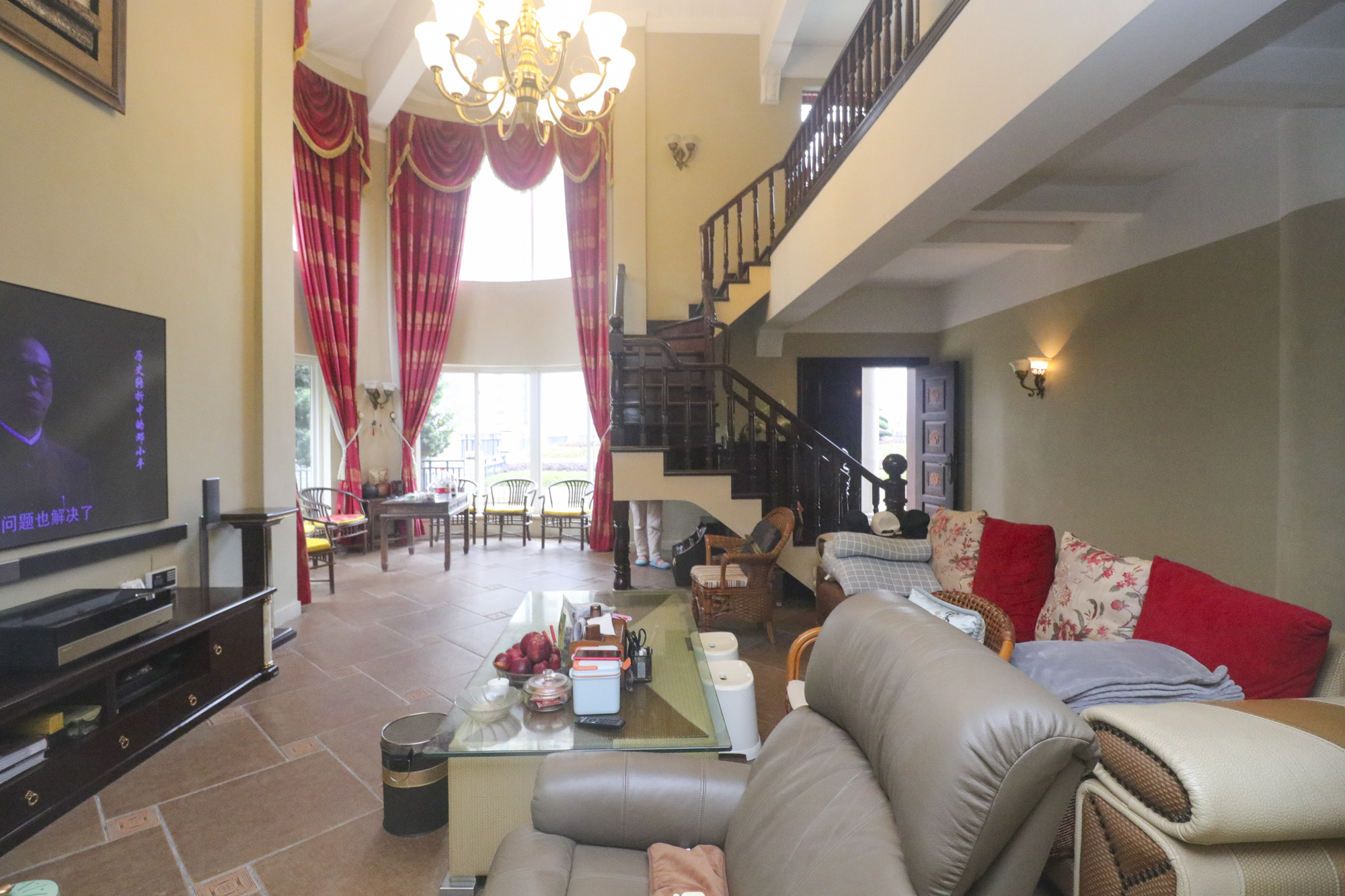 芙蓉别墅山庄(嘉湘华庭) 15室3厅6卫 2280.0万 芙蓉别墅山庄(嘉湘华庭) 15室3厅6卫 2280.0万客厅