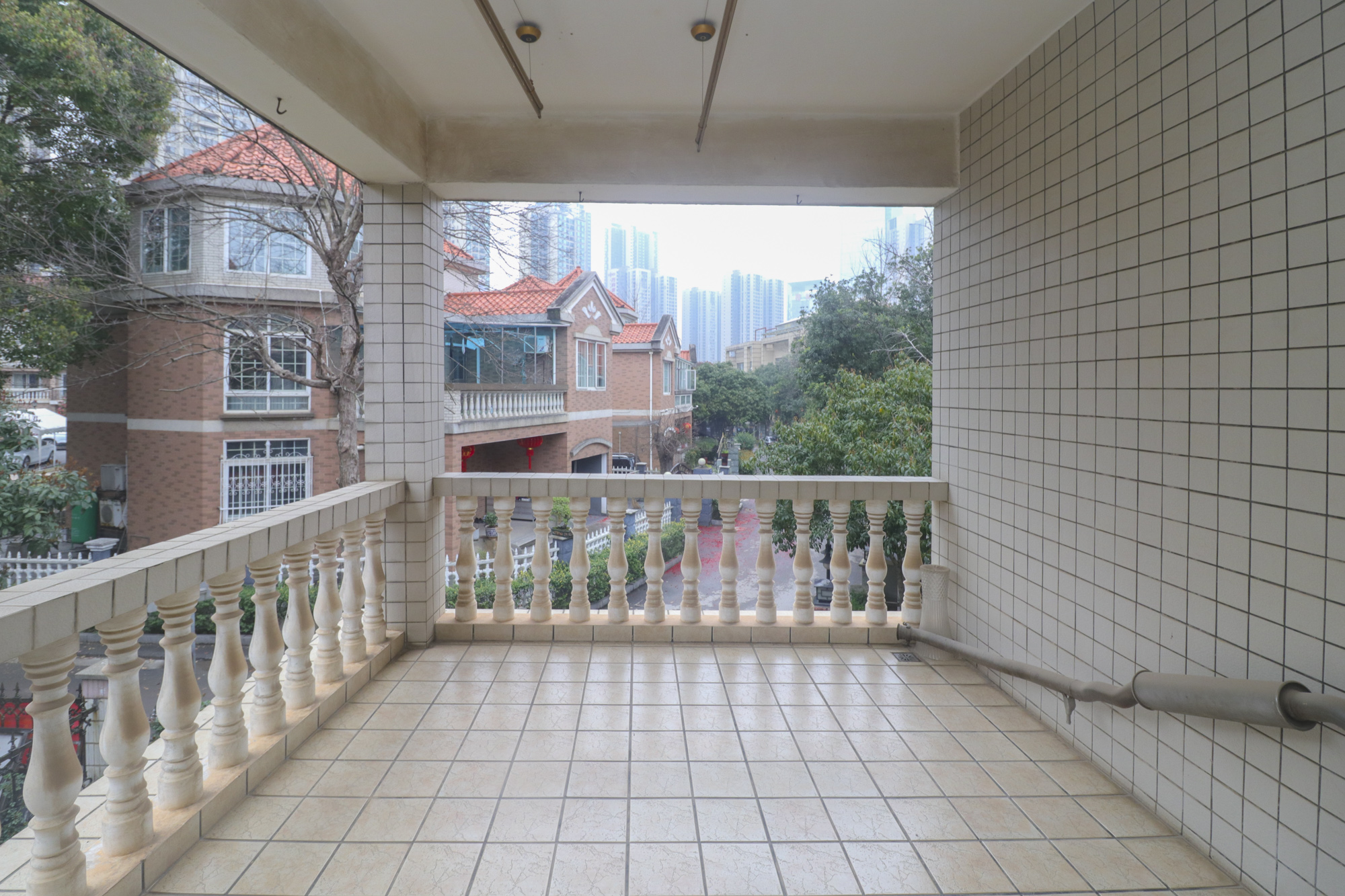 芙蓉别墅山庄(嘉湘华庭) 15室3厅6卫 2280.0万 芙蓉别墅山庄(嘉湘华庭) 15室3厅6卫 2280.0万阳台