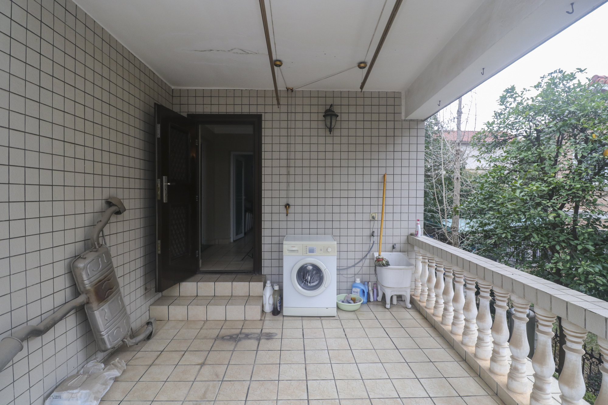 芙蓉别墅山庄(嘉湘华庭) 15室3厅6卫 2280.0万 芙蓉别墅山庄(嘉湘华庭) 15室3厅6卫 2280.0万阳台