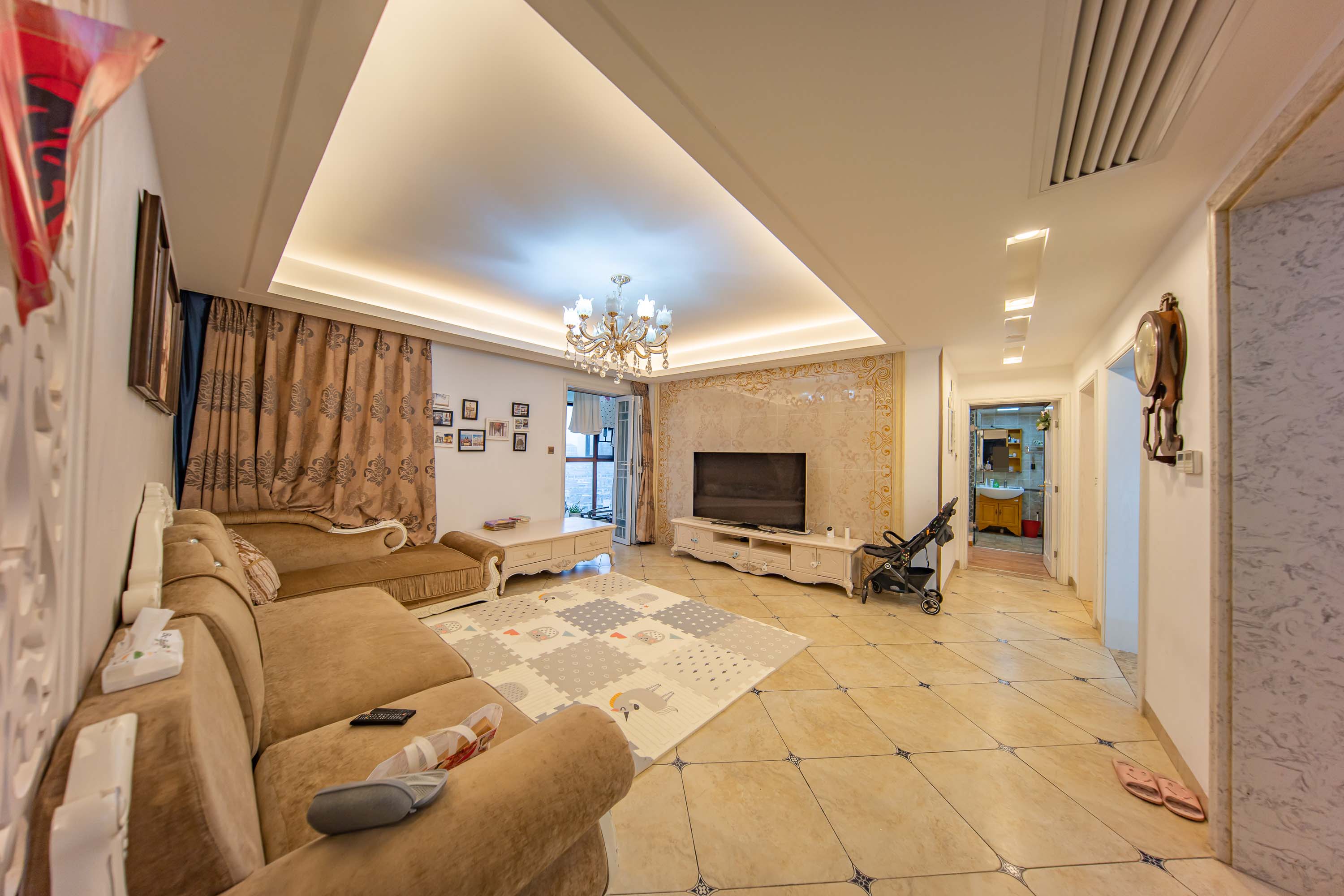 米兰春天 4室2厅2卫 79.8万 米兰春天 4室2厅2卫 79.8万客厅