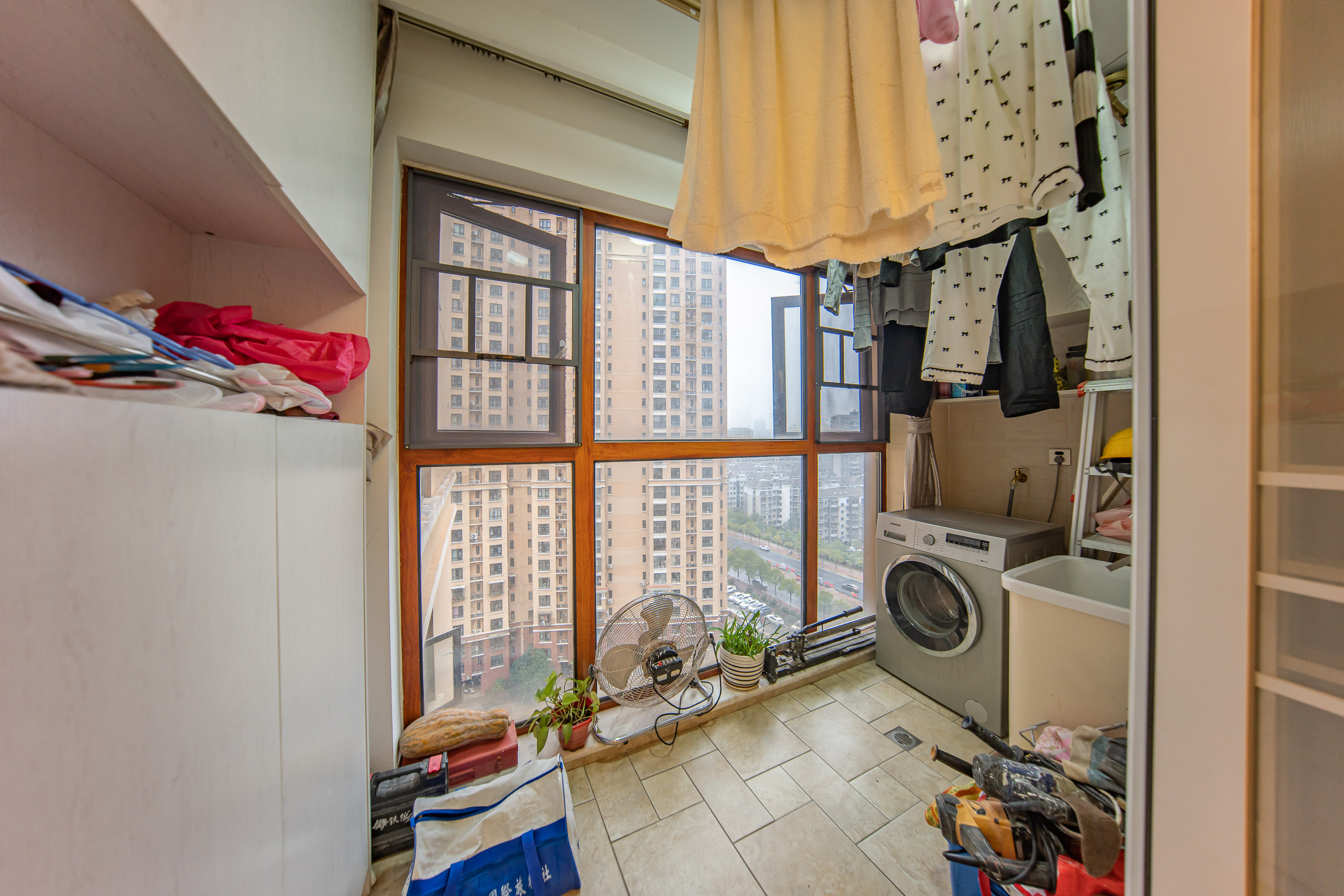 米兰春天 4室2厅2卫 79.8万 米兰春天 4室2厅2卫 79.8万阳台