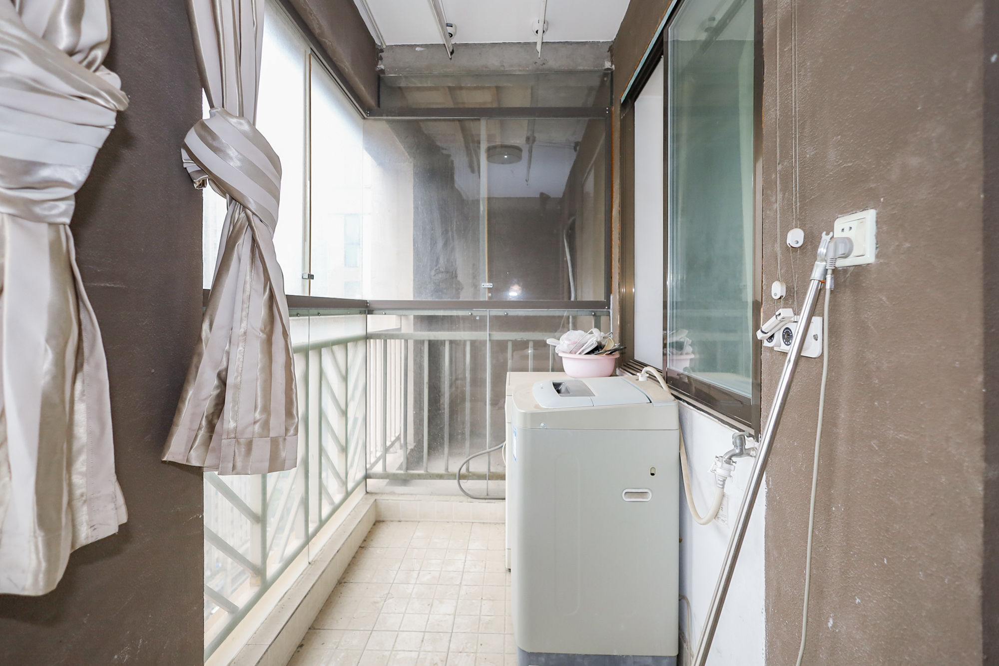 旭辉藏郡（藏郡、旭湘华府)  3室2厅1卫   232.00万阳台