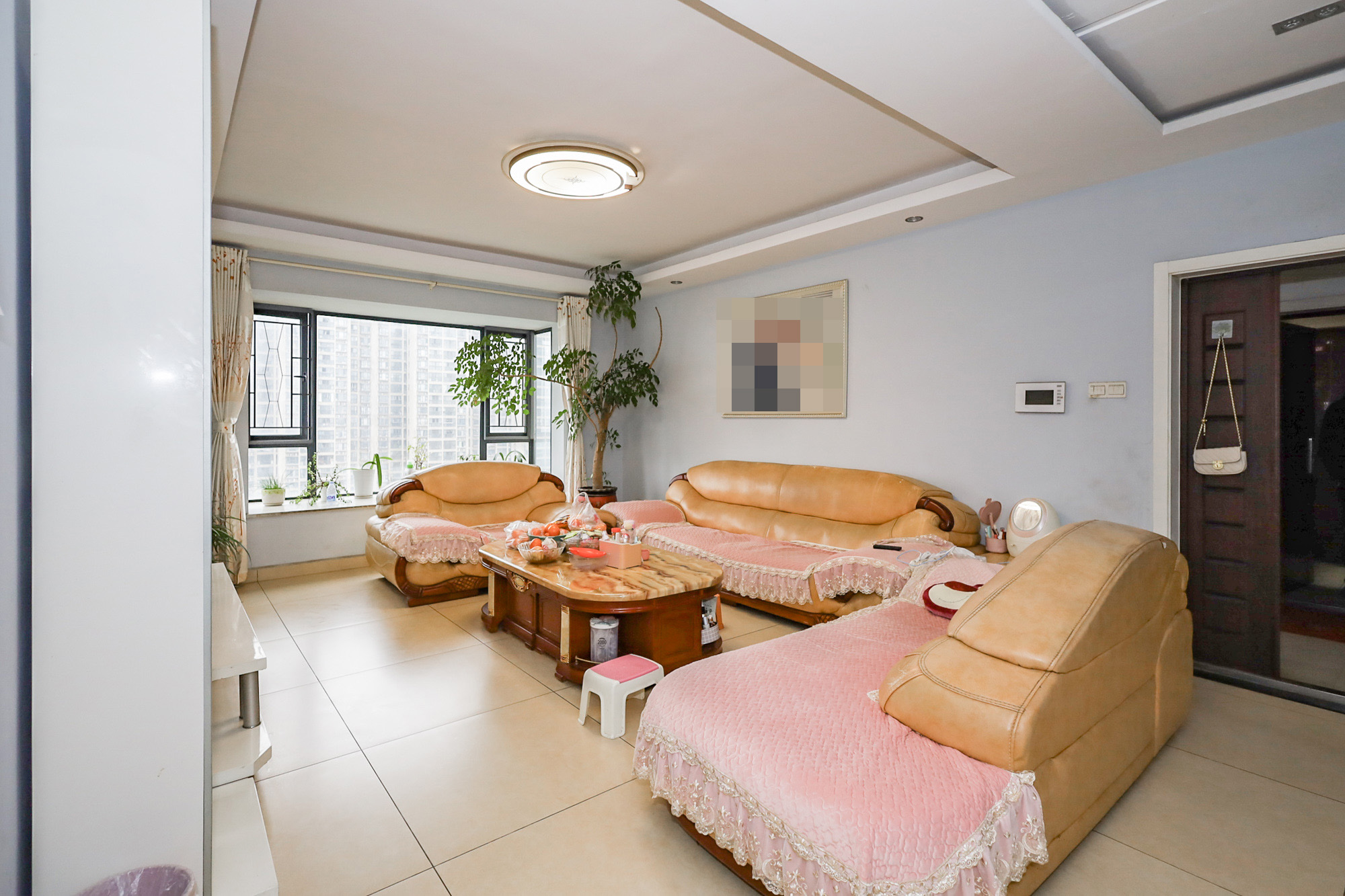 钰龙天下一期  4室2厅2卫    295.0万 钰龙天下一期  4室2厅2卫    295.0万客厅