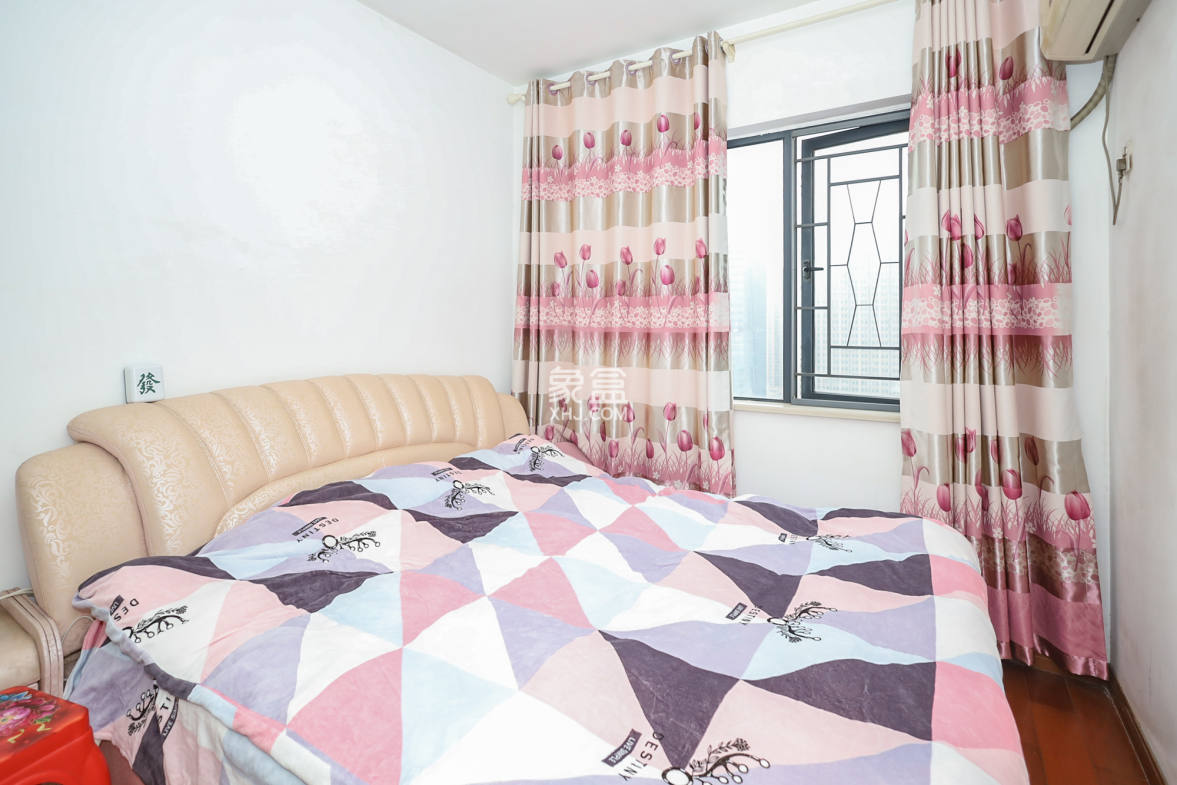 钰龙天下一期  4室2厅2卫    295.0万 钰龙天下一期  4室2厅2卫    295.0万卧室