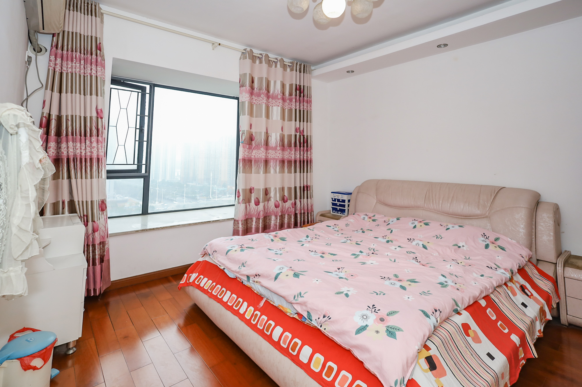 钰龙天下一期  4室2厅2卫    295.0万 钰龙天下一期  4室2厅2卫    295.0万卧室