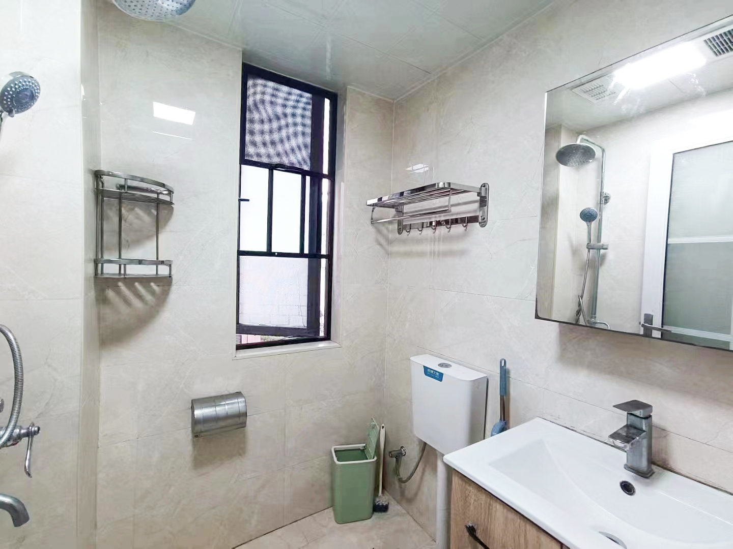 荣悦台 2室2厅1卫 85.0万 荣悦台 2室2厅1卫 85.0万卫生间