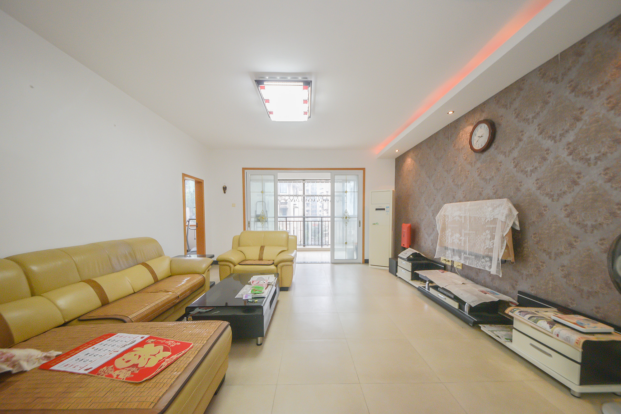 山水花都  4室2厅2卫    129.0万客厅