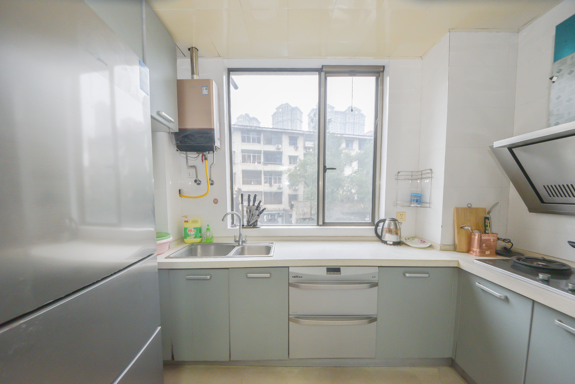 山水花都  4室2厅2卫    129.0万厨房