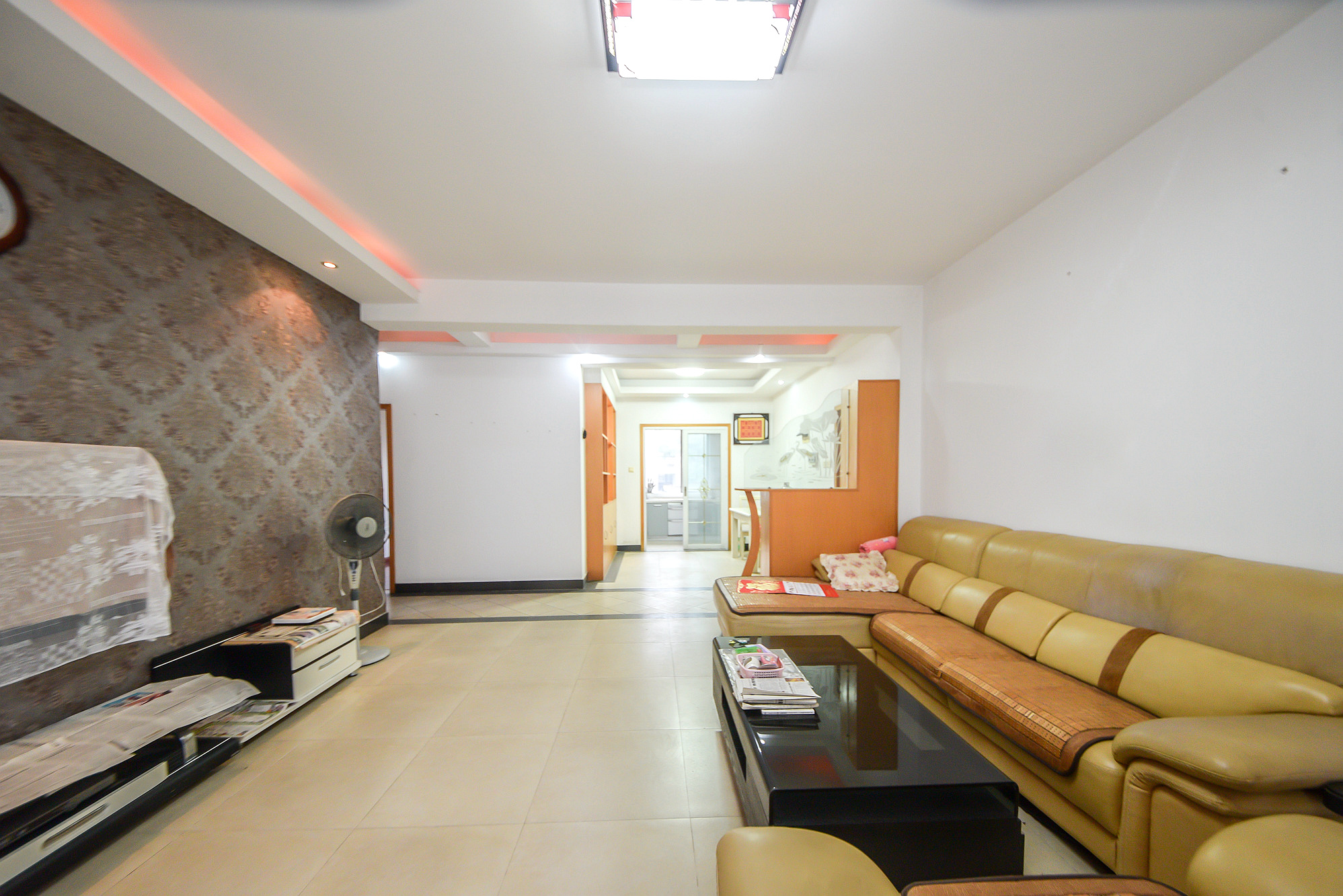 山水花都  4室2厅2卫    129.0万客厅