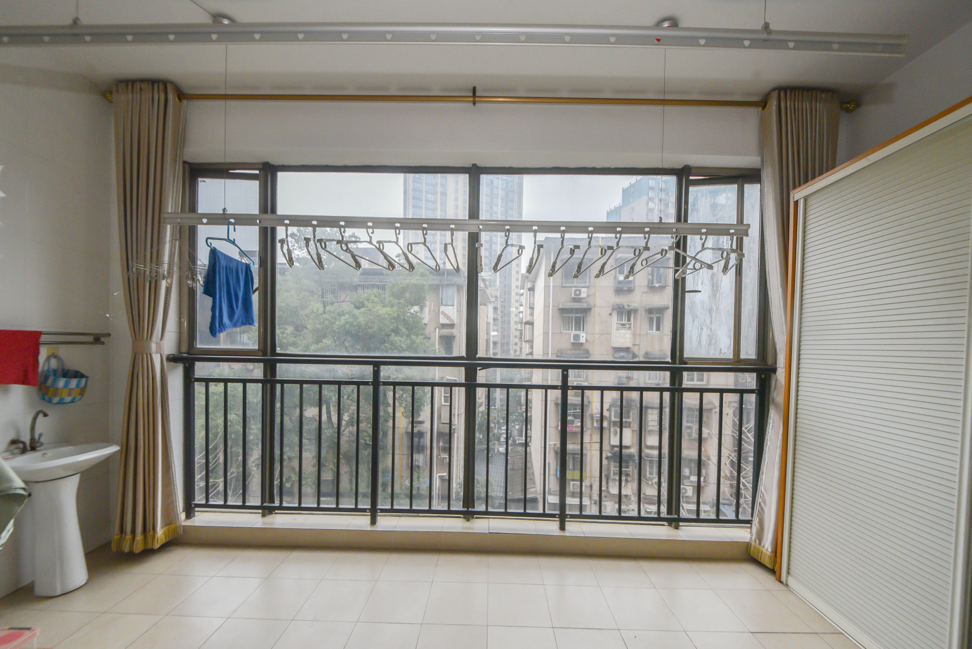 山水花都  4室2厅2卫    129.0万阳台