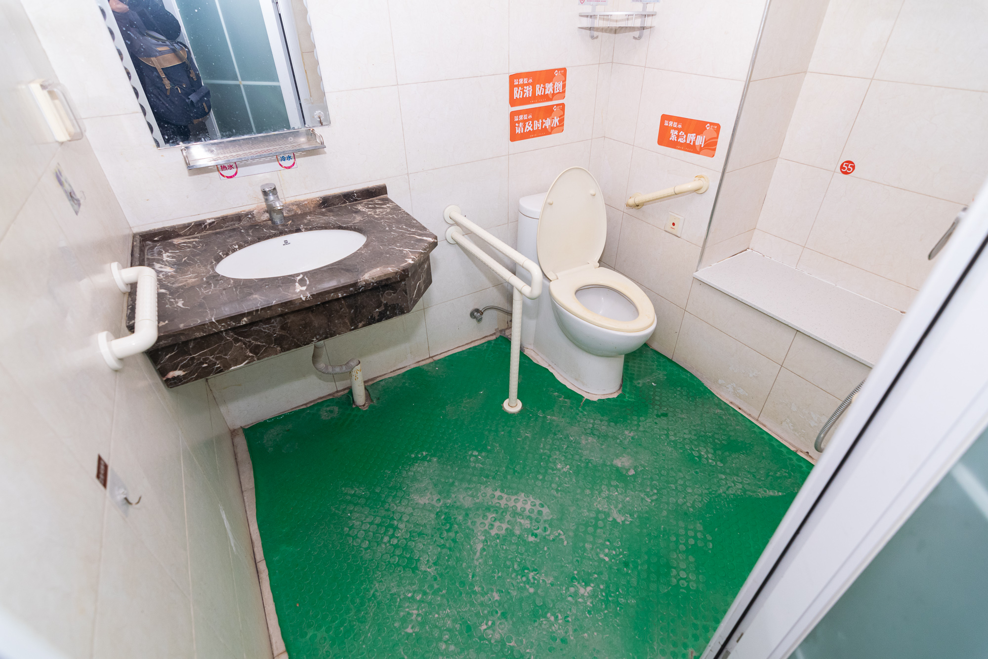 康乃馨老年生活示范城 1室1厅1卫 20.0万 康乃馨老年生活示范城 1室1厅1卫 20.0万卫生间