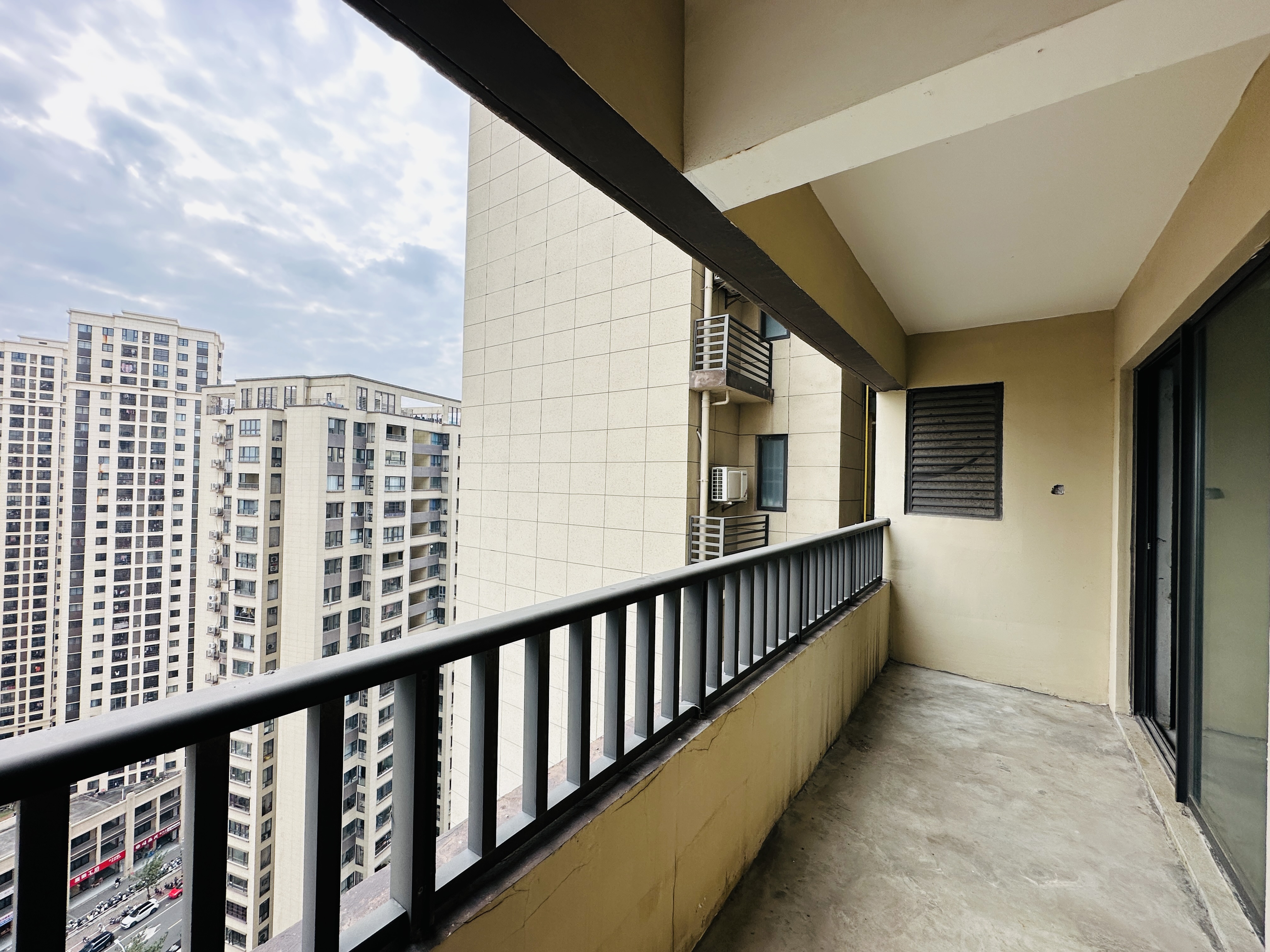 伊泰天骄二期 3室2厅2卫 226.0万 伊泰天骄二期 3室2厅2卫 226.0万阳台