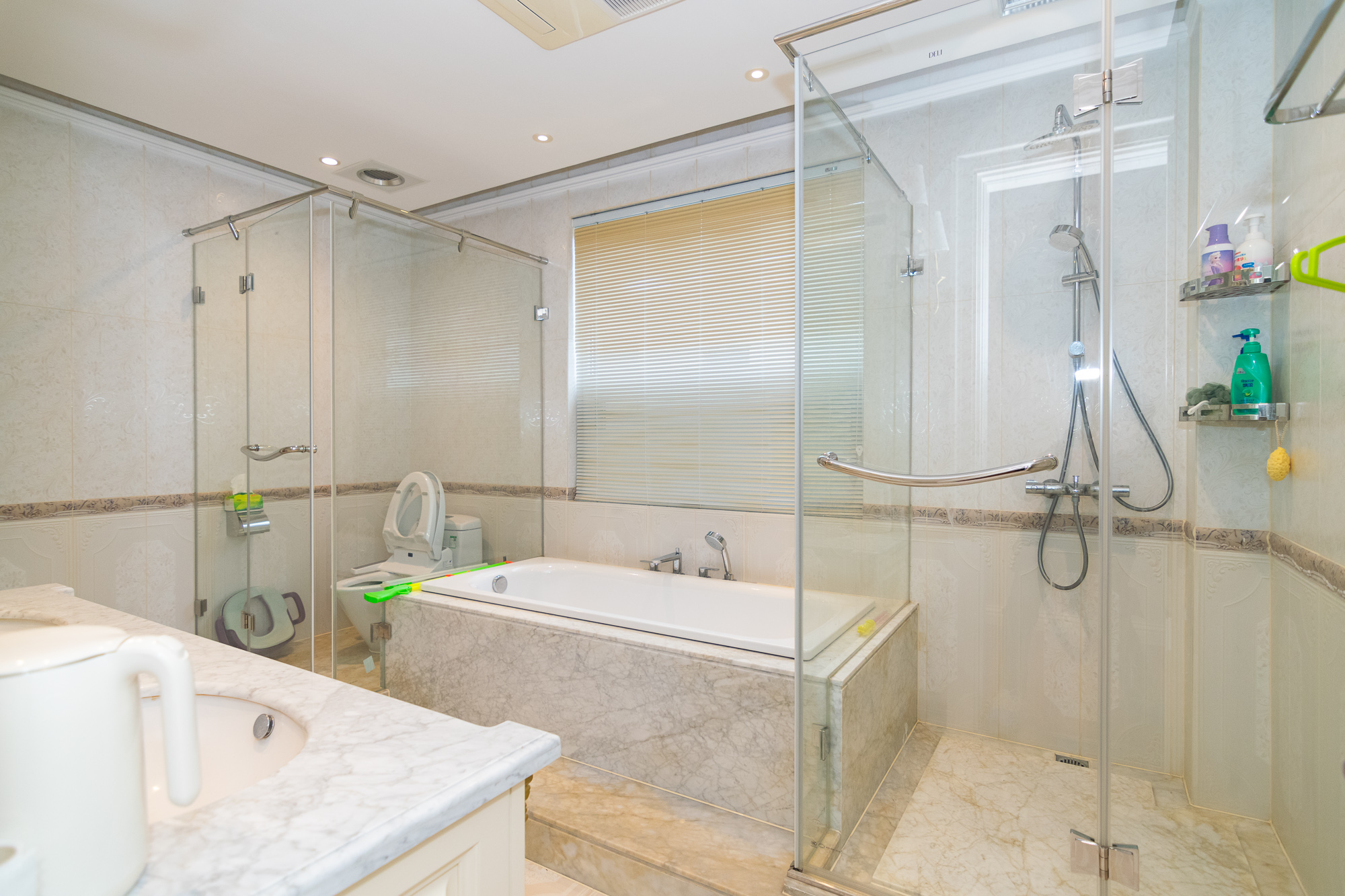 金地三千府(金地湖山樾、金地自在城) 7室3厅3卫 976.0万 金地三千府(金地湖山樾、金地自在城) 7室3厅3卫 976.0万卫生间