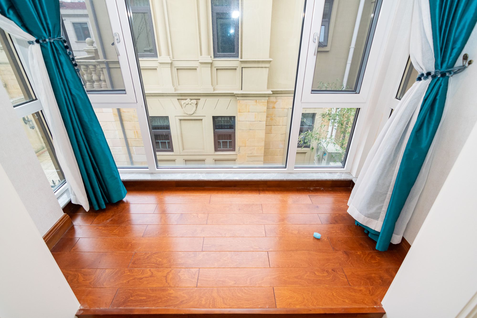 金地三千府(金地湖山樾、金地自在城) 7室3厅3卫 976.0万 金地三千府(金地湖山樾、金地自在城) 7室3厅3卫 976.0万阳台