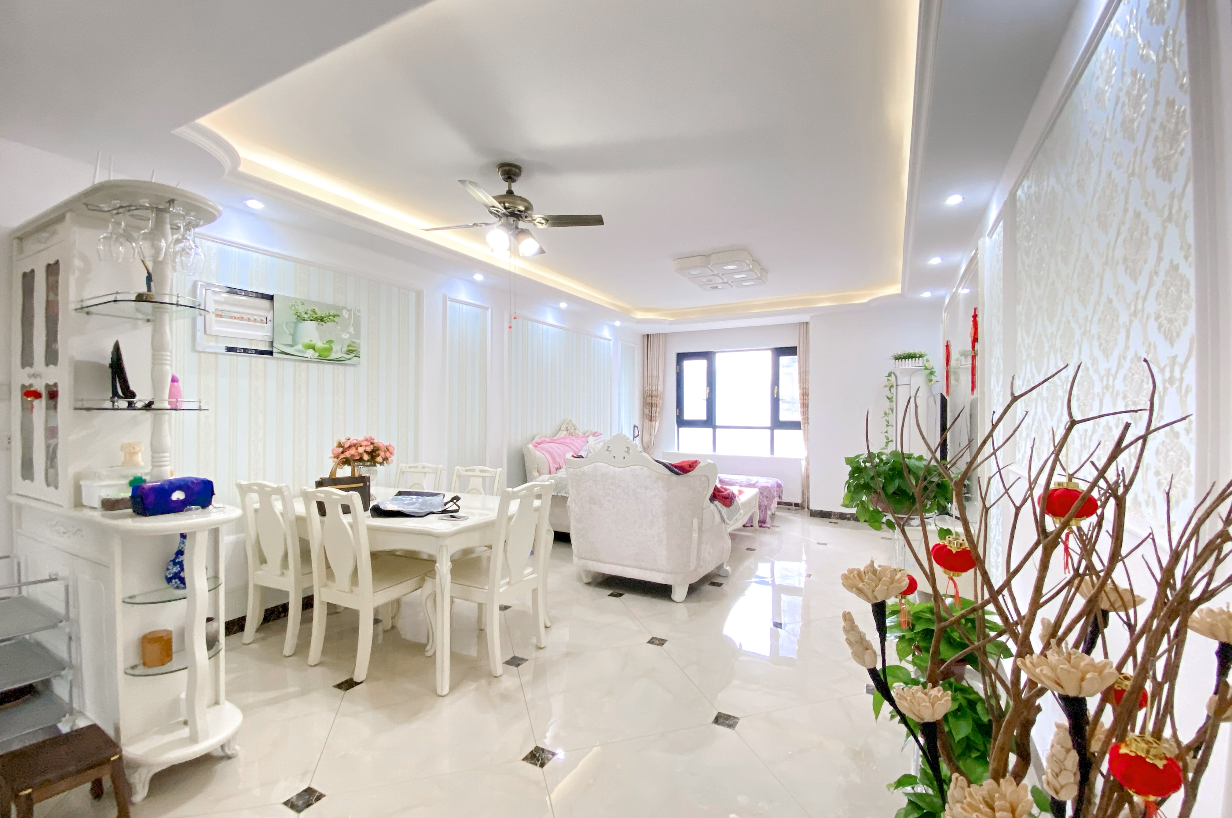 中海梅溪湖壹号  3室2厅2卫    165.6万 中海梅溪湖壹号  3室2厅2卫    165.6万客厅