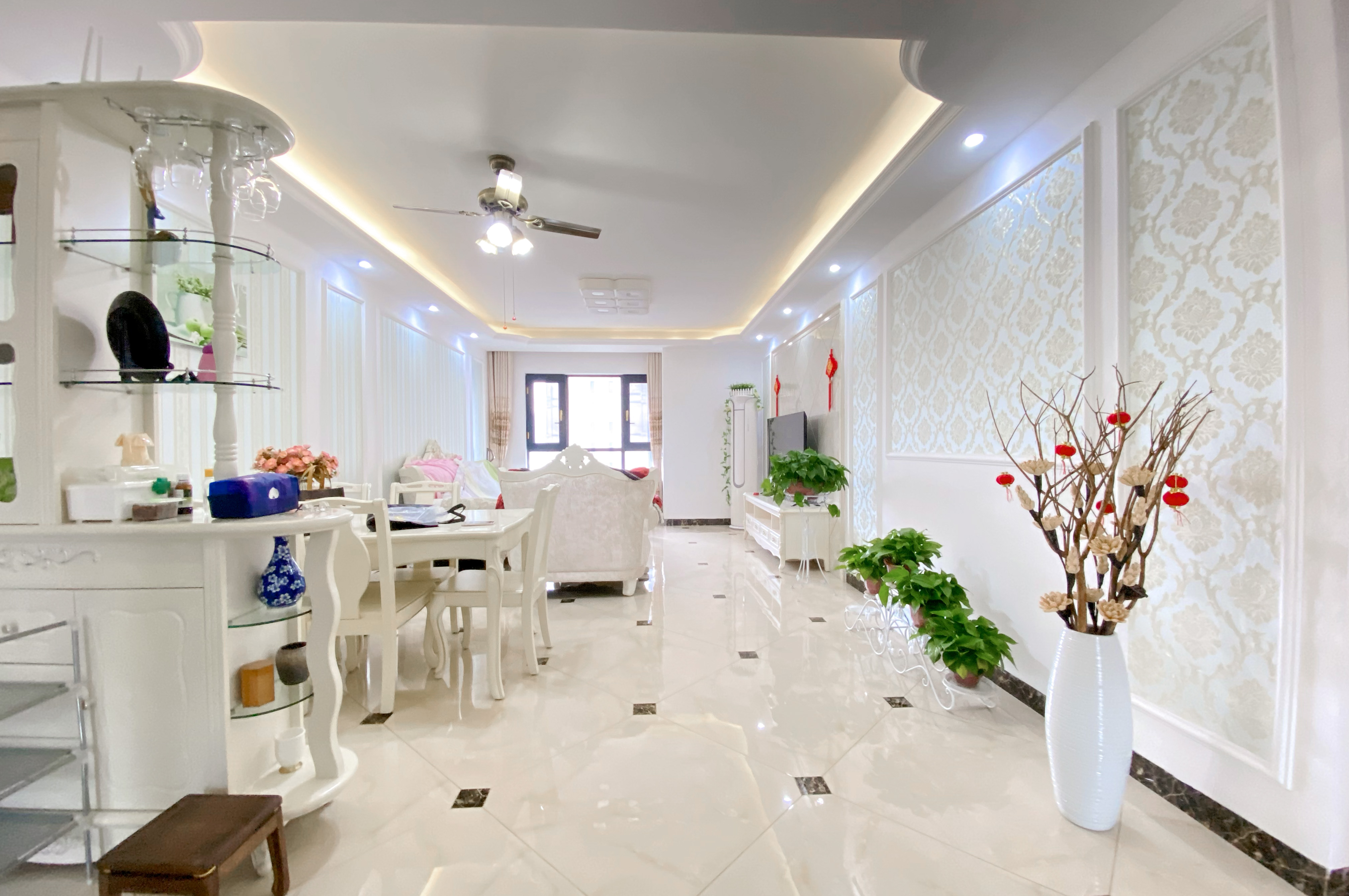 中海梅溪湖壹号  3室2厅2卫    165.6万 中海梅溪湖壹号  3室2厅2卫    165.6万客厅