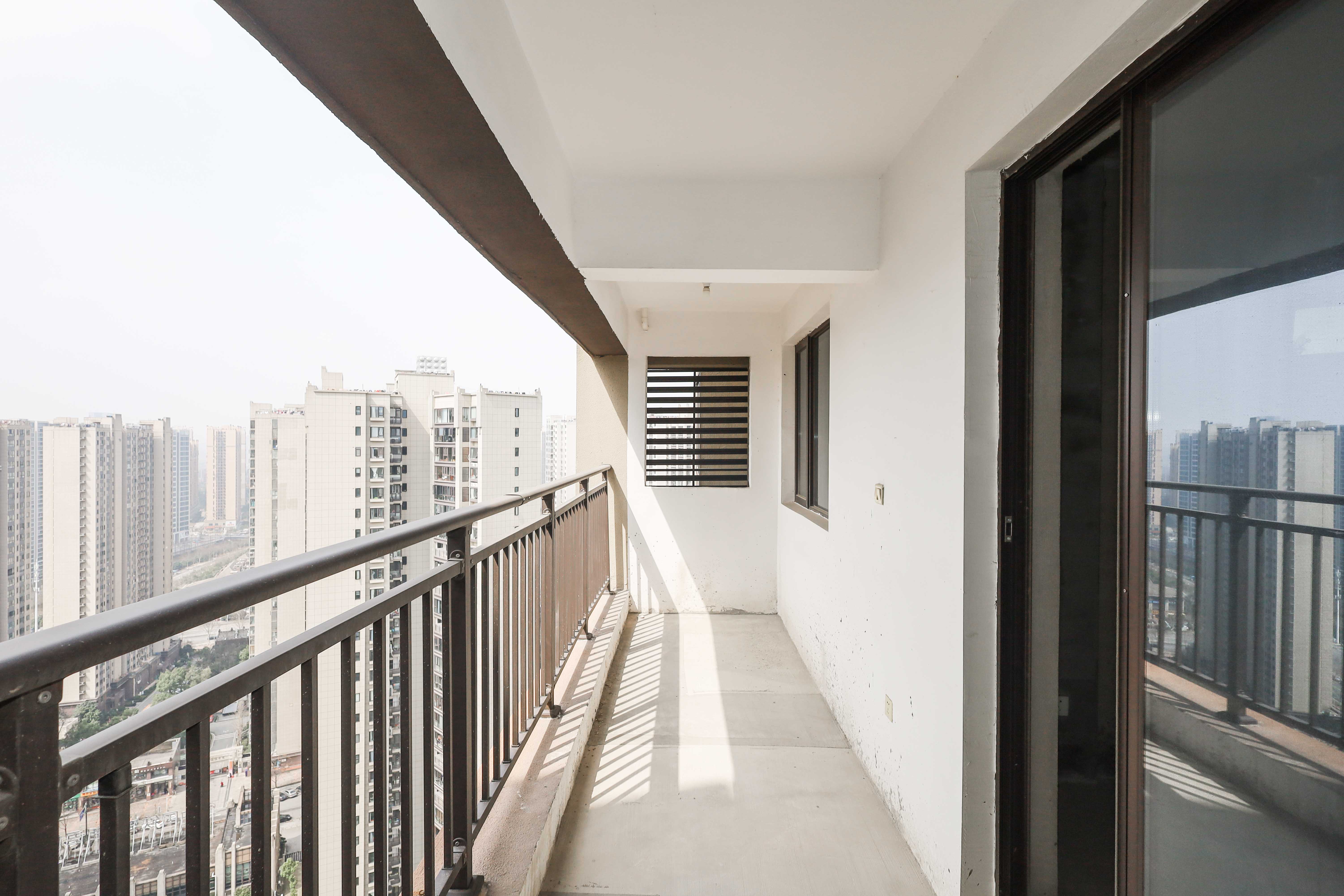 中国铁建梅溪青秀三期  4室2厅2卫   242.00万阳台
