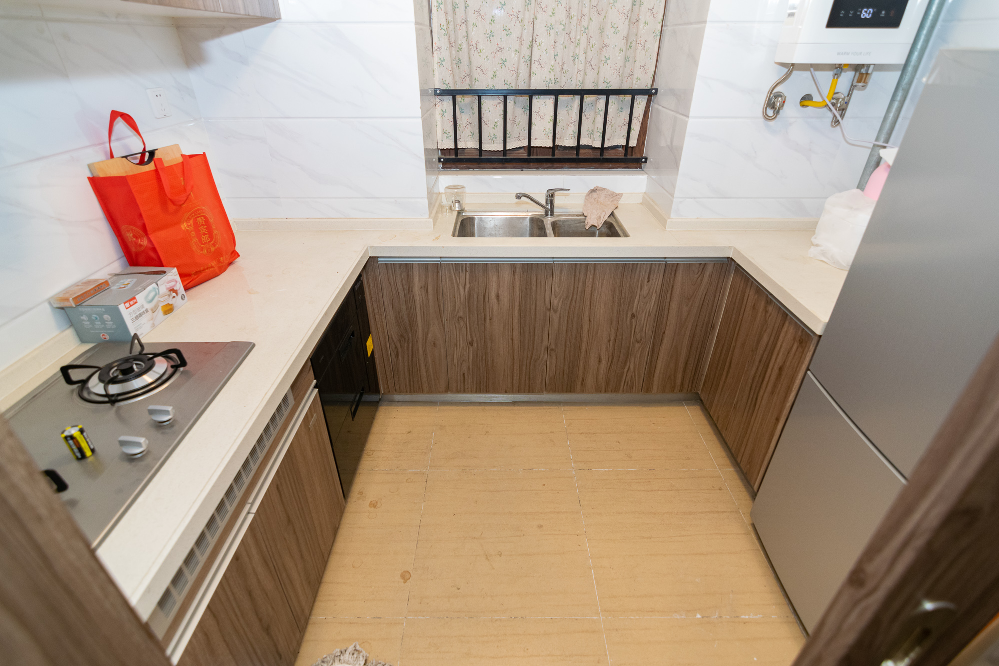 碧桂园高尔夫花园  3室2厅1卫    69.8万 碧桂园高尔夫花园  3室2厅1卫    69.8万厨房