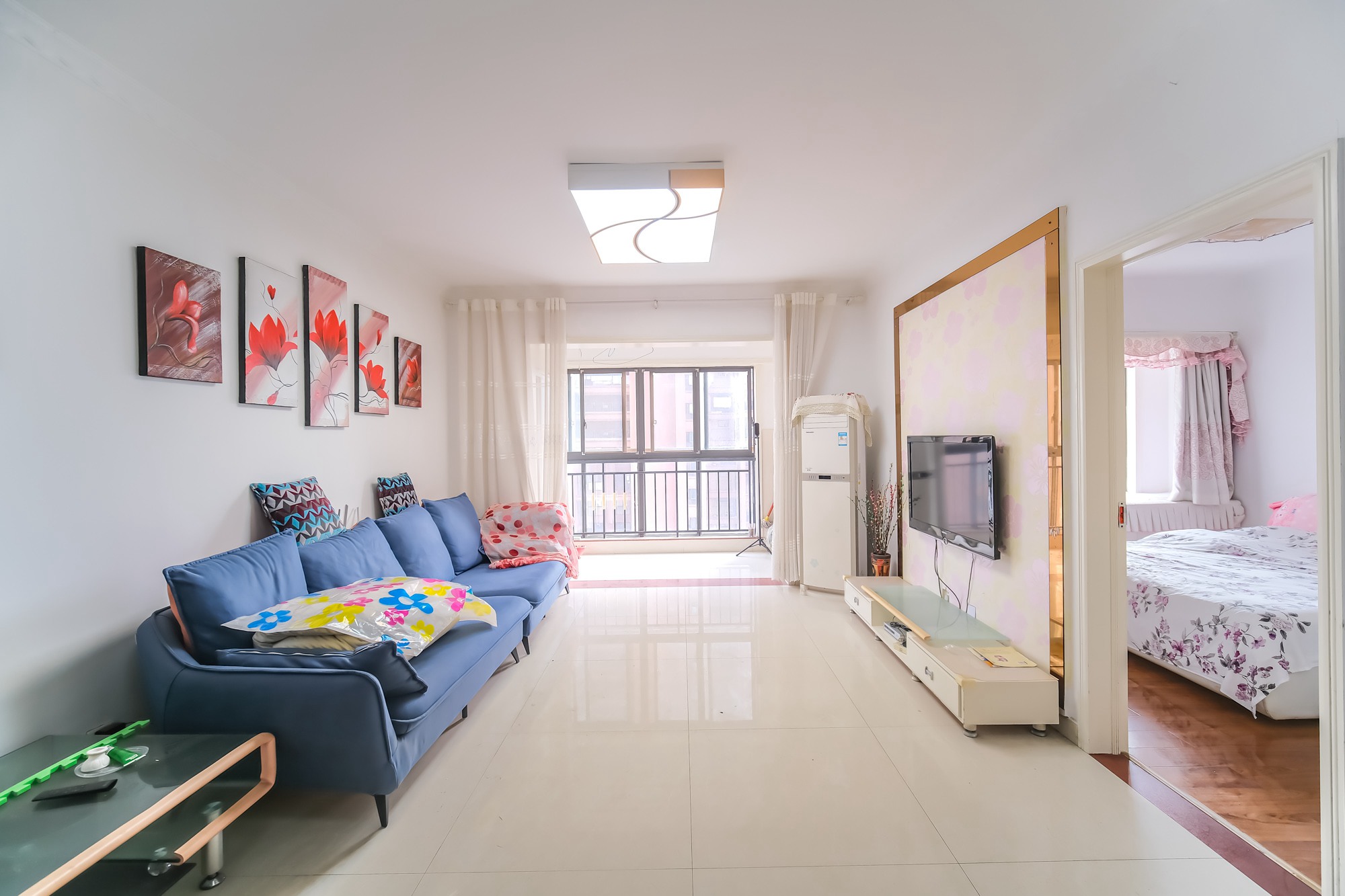 三一街区 3室2厅1卫 56.0万 三一街区 3室2厅1卫 56.0万客厅