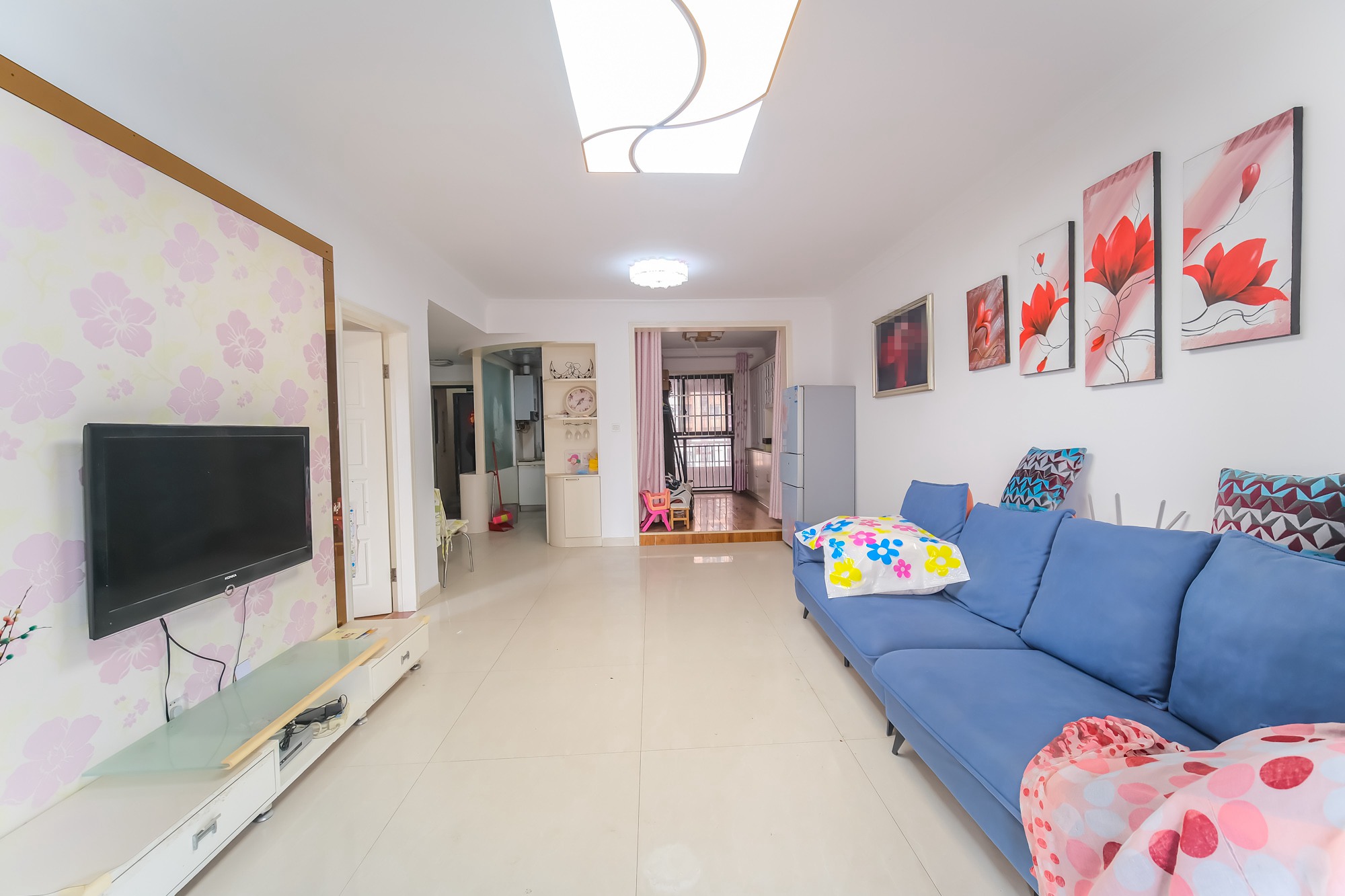 三一街区 3室2厅1卫 56.0万 三一街区 3室2厅1卫 56.0万客厅