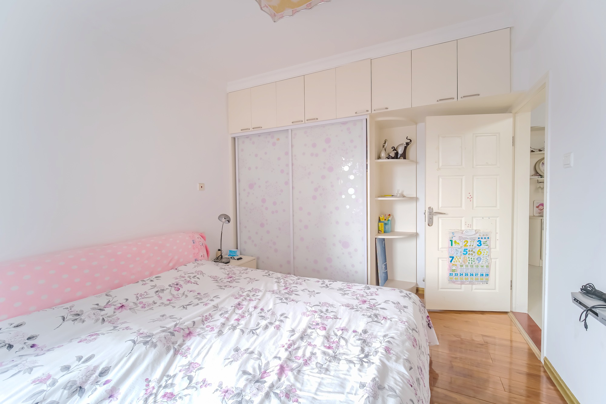 三一街区 3室2厅1卫 56.0万 三一街区 3室2厅1卫 56.0万卧室