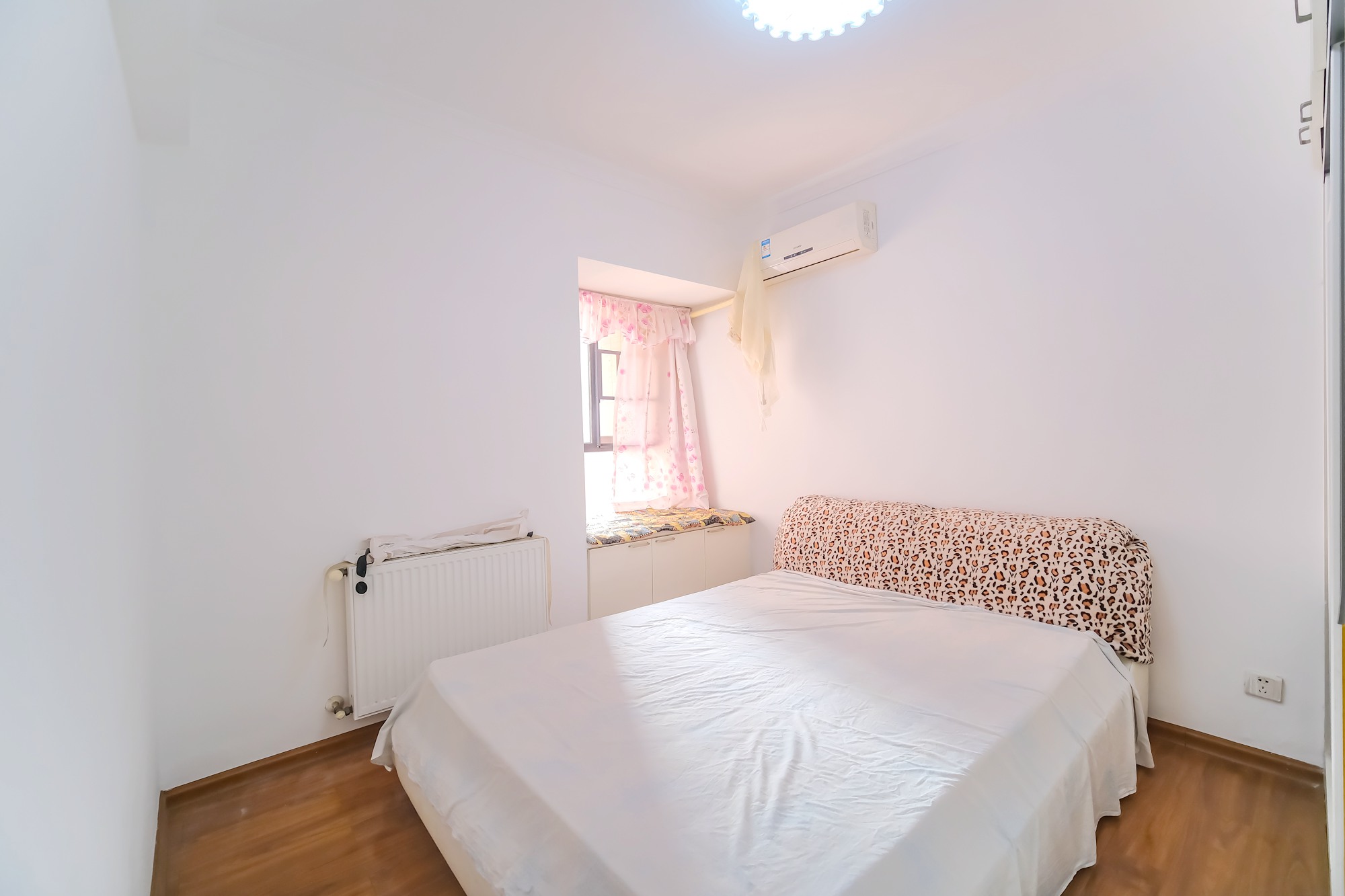 三一街区 3室2厅1卫 56.0万 三一街区 3室2厅1卫 56.0万卧室