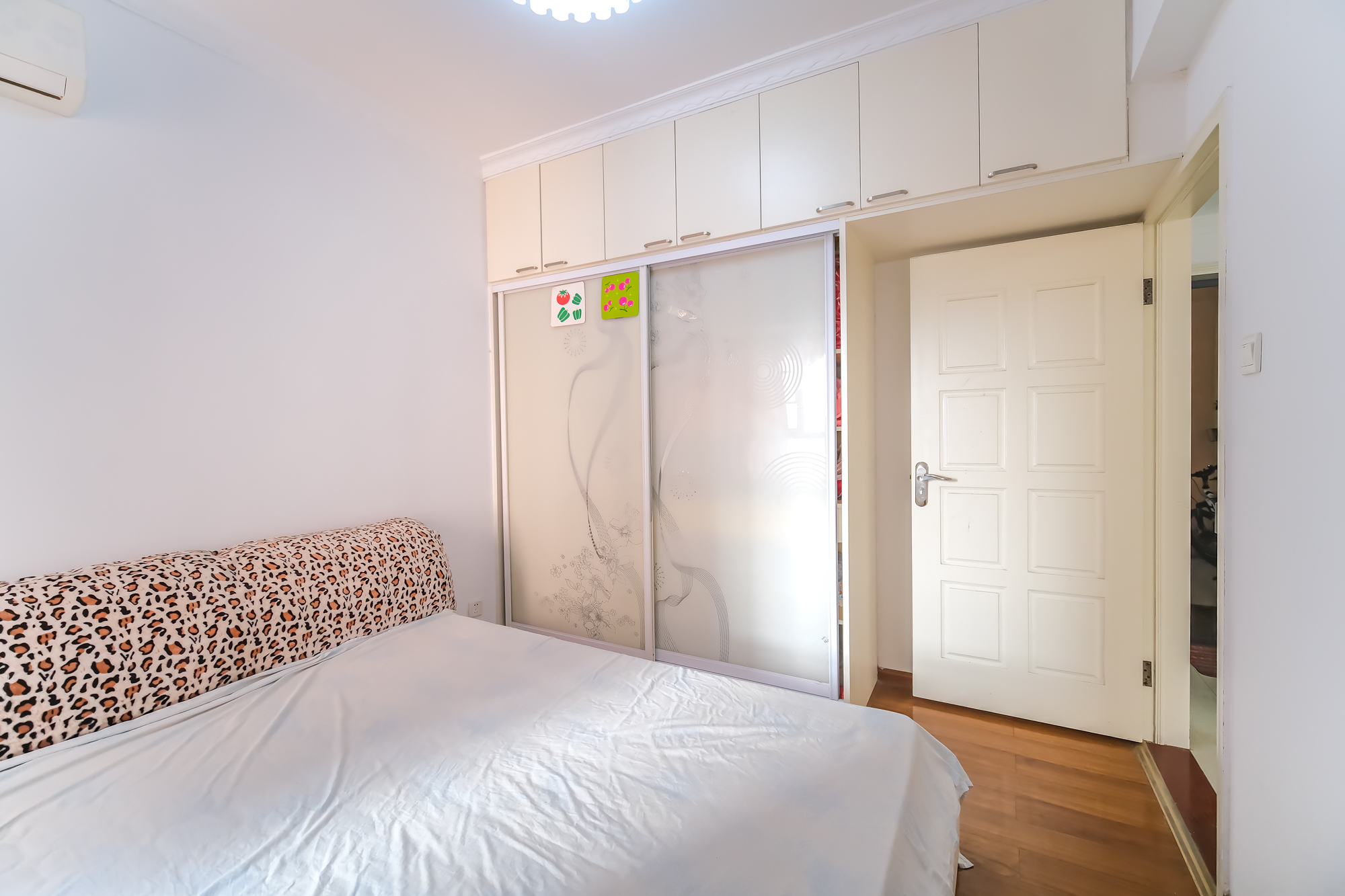 三一街区 3室2厅1卫 56.0万 三一街区 3室2厅1卫 56.0万卧室